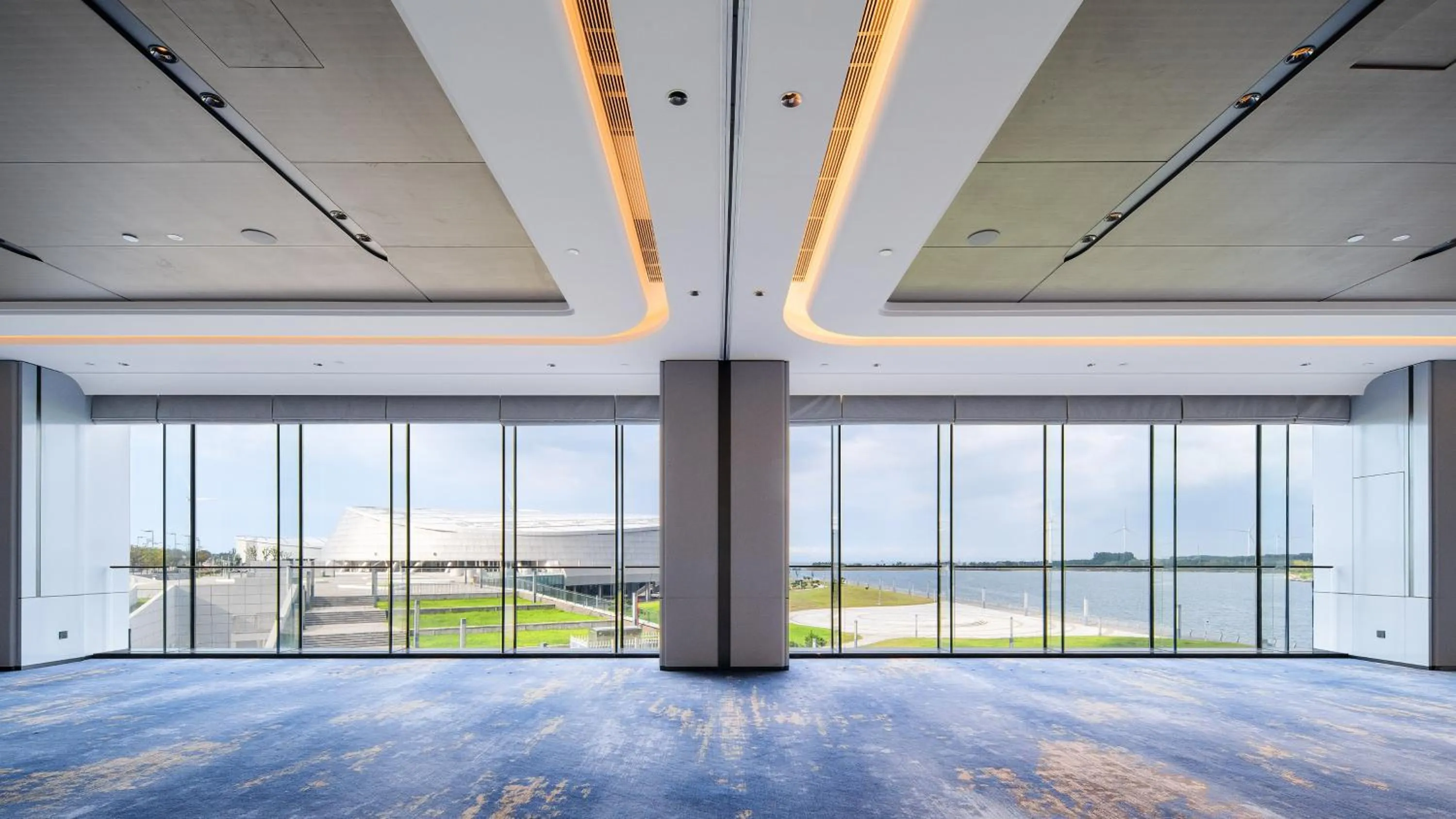 Meeting/conference room in Crowne Plaza Weihai Binhai by IHG