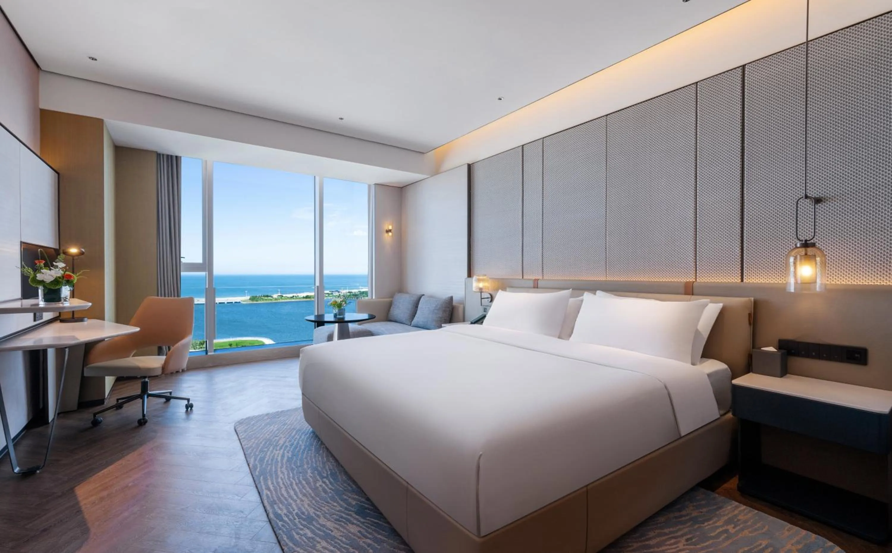 Photo of the whole room, Bed in Crowne Plaza Weihai Binhai by IHG