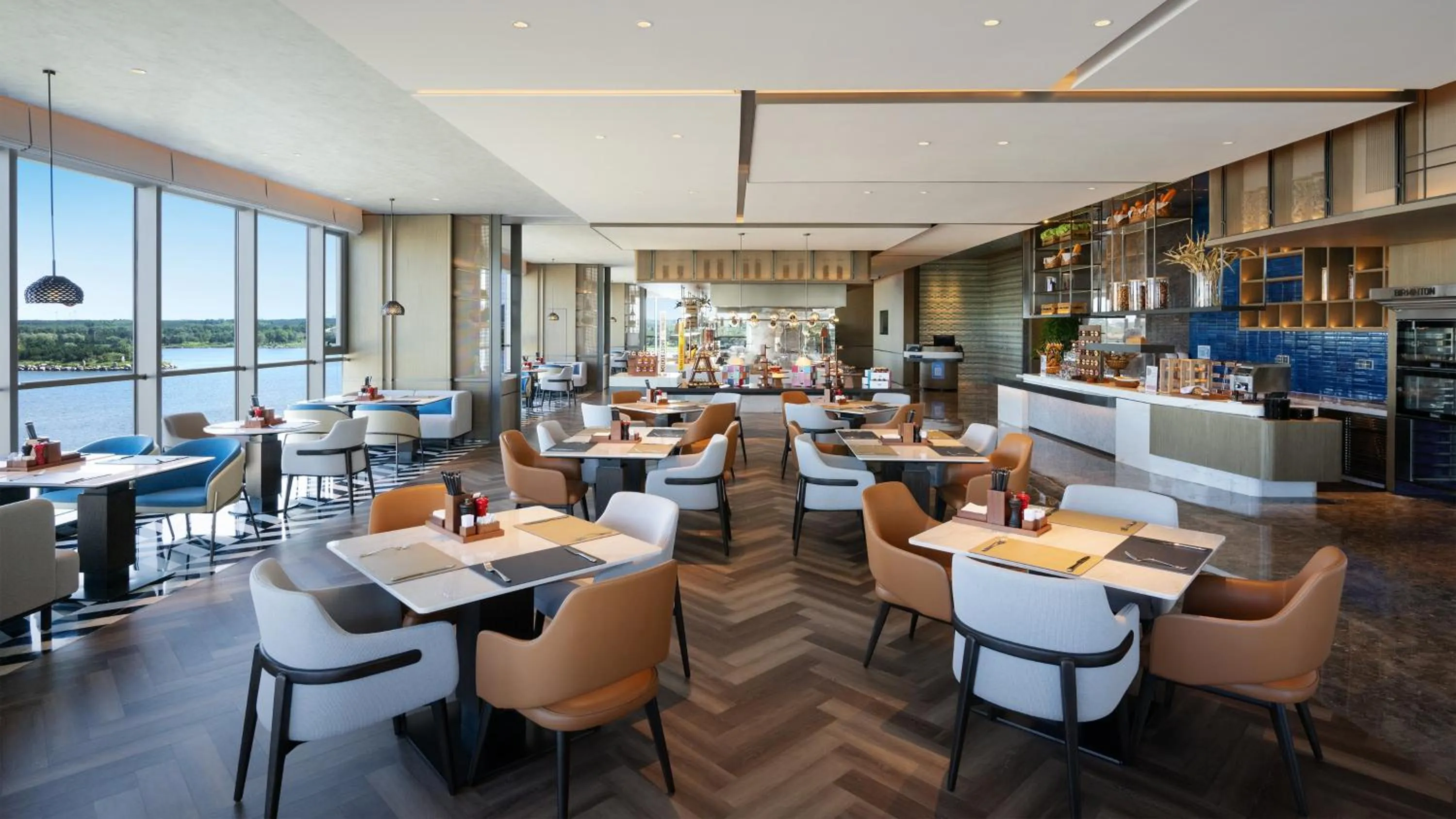 Restaurant/places to eat in Crowne Plaza Weihai Binhai by IHG