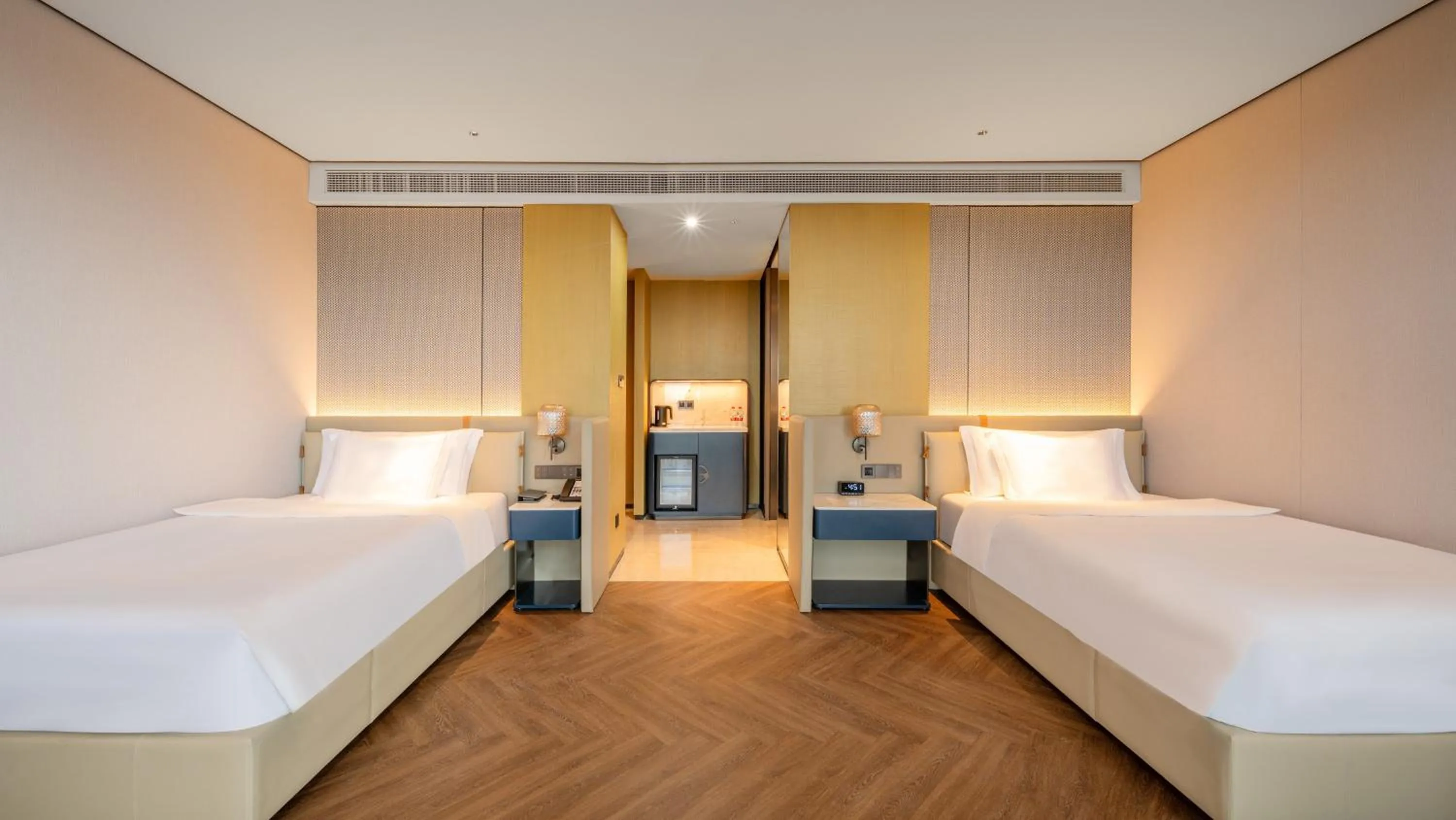 Photo of the whole room, Bed in Crowne Plaza Weihai Binhai by IHG