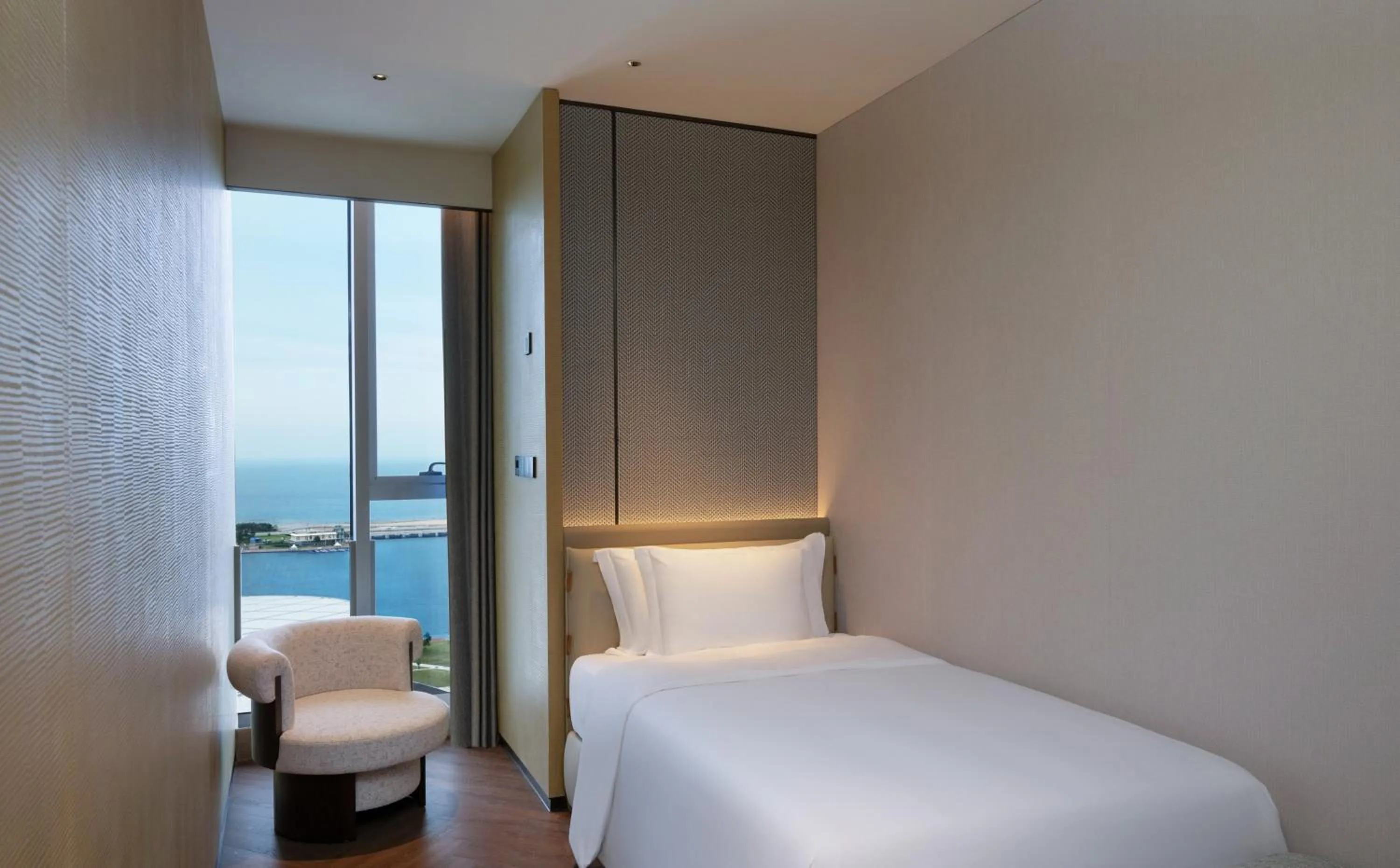 Photo of the whole room, Bed in Crowne Plaza Weihai Binhai by IHG