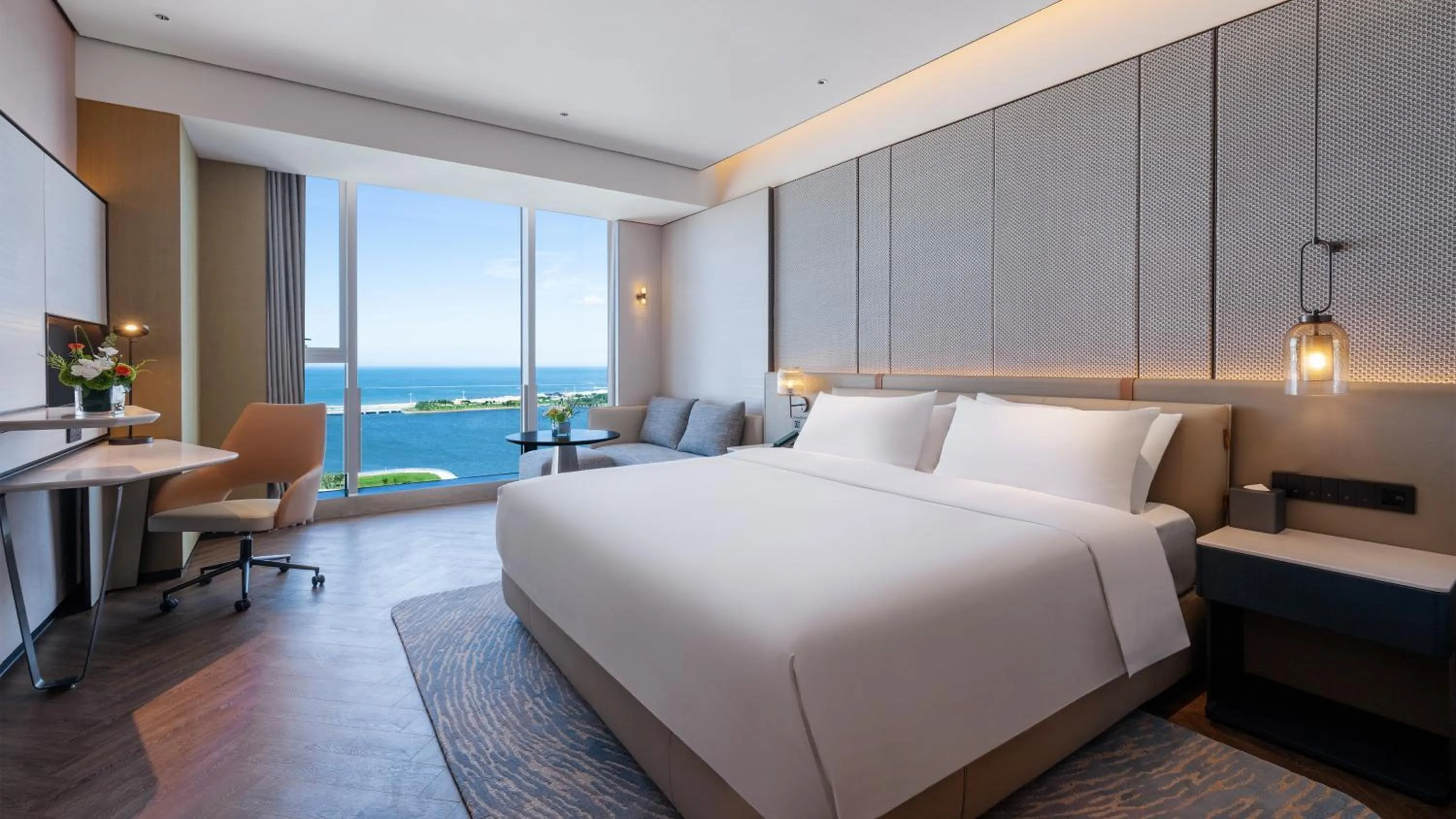 Photo of the whole room, Bed in Crowne Plaza Weihai Binhai by IHG