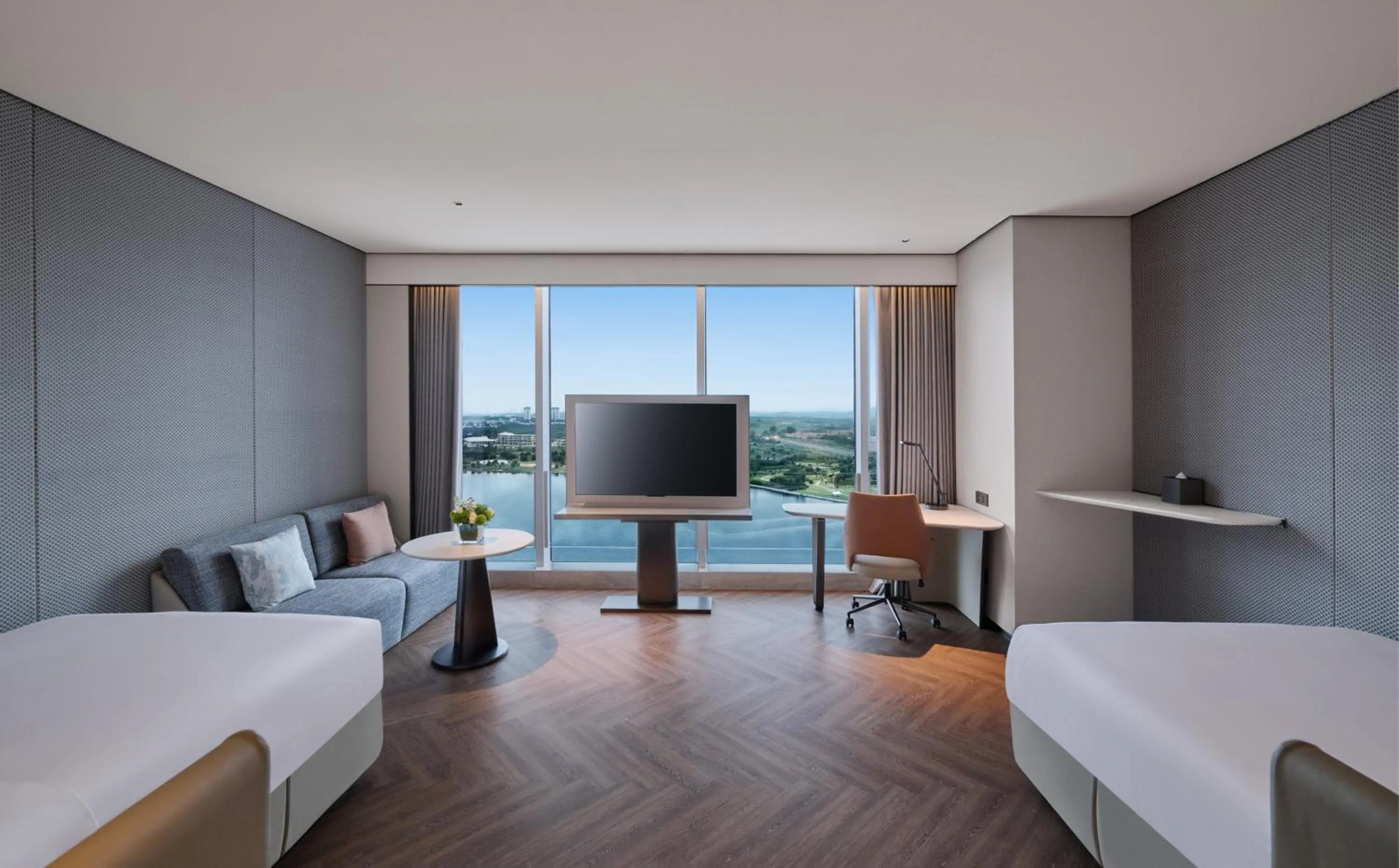 Photo of the whole room, Bed in Crowne Plaza Weihai Binhai by IHG