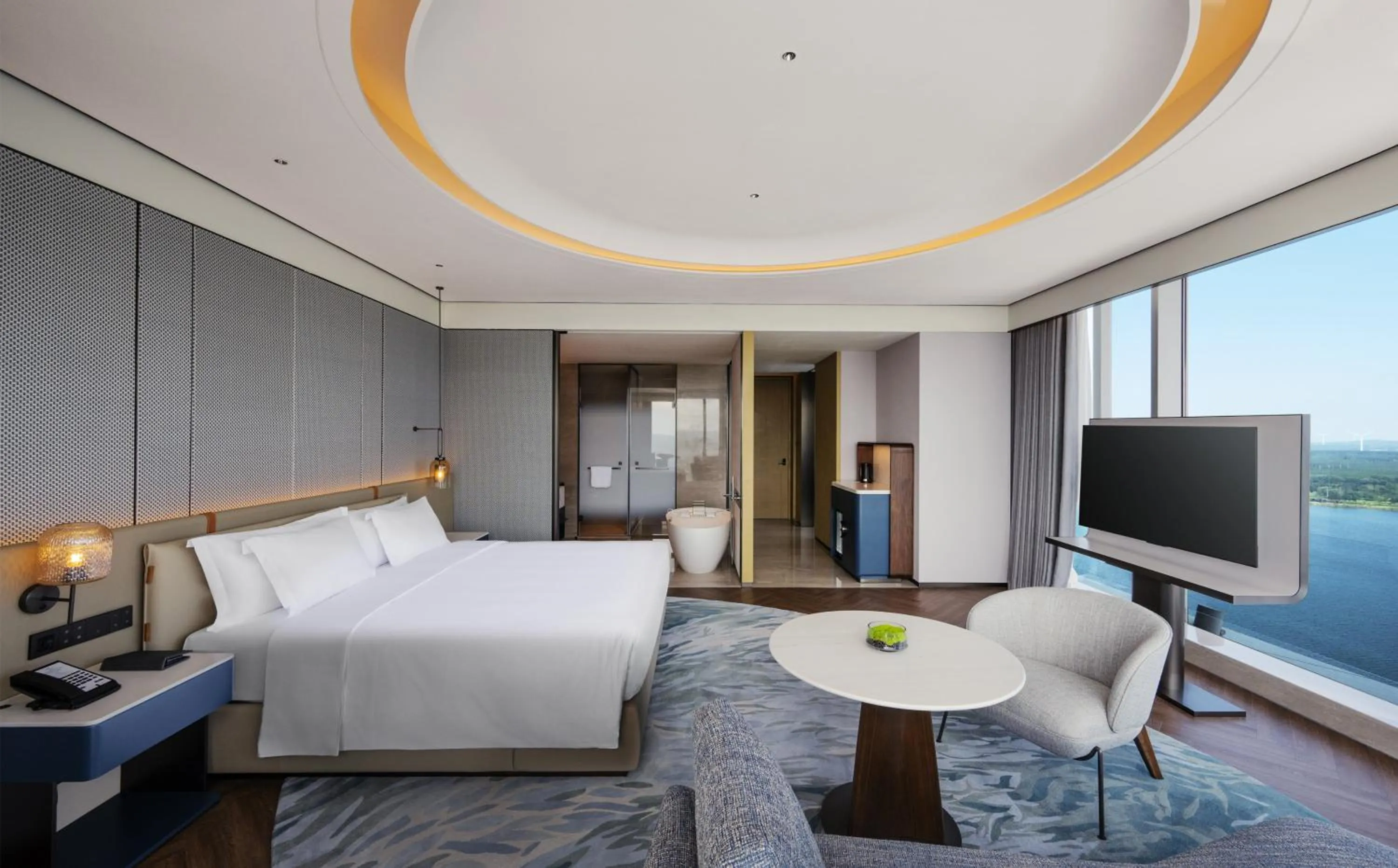 Photo of the whole room, Bed in Crowne Plaza Weihai Binhai by IHG