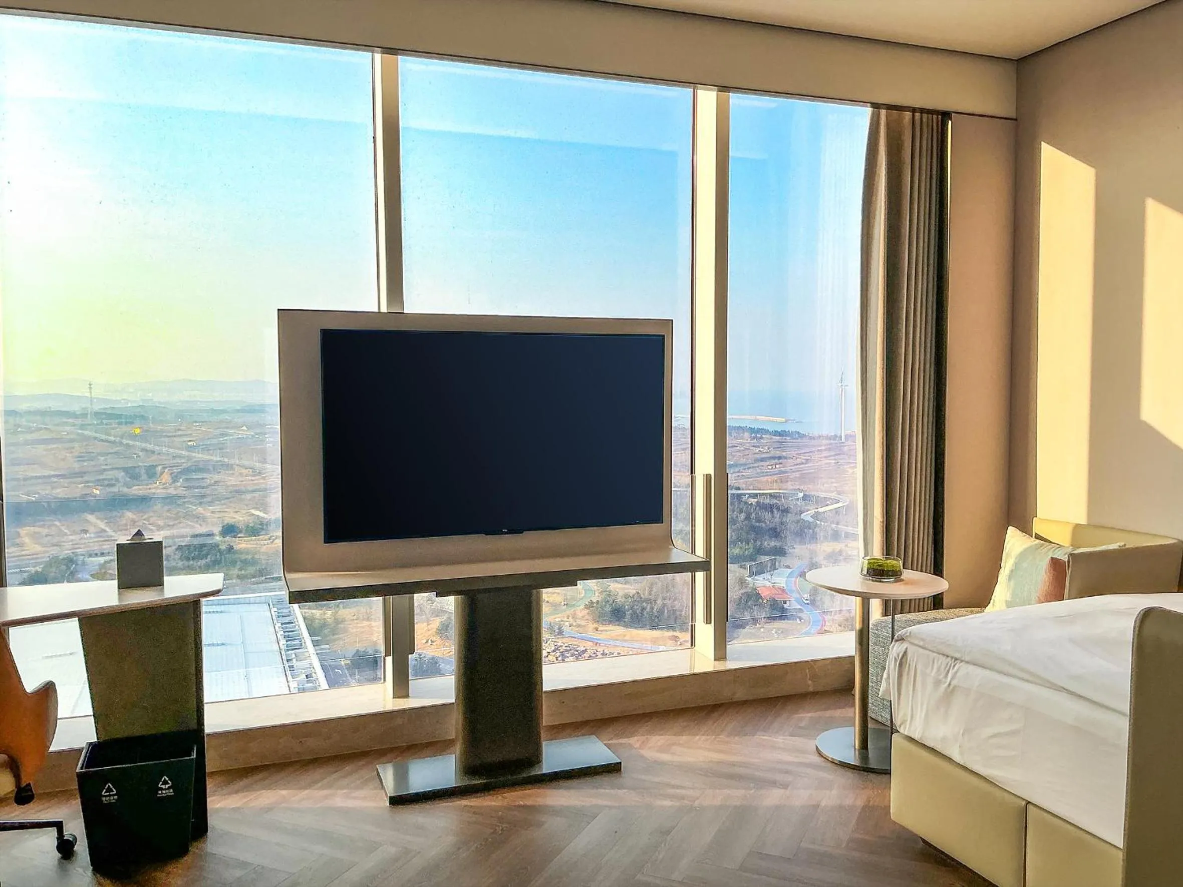 Bed in Crowne Plaza Weihai Binhai by IHG