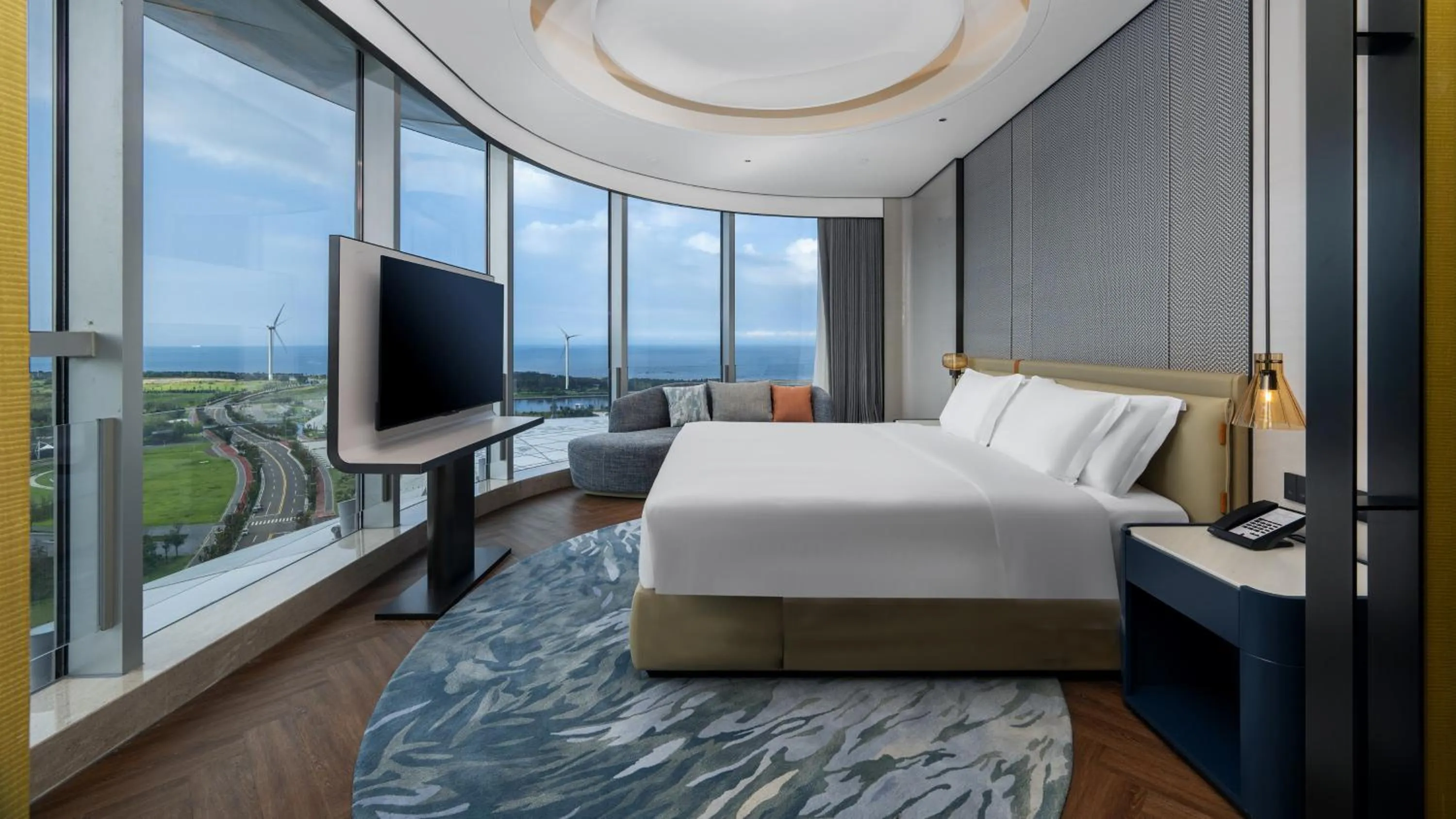 Photo of the whole room, Bed in Crowne Plaza Weihai Binhai by IHG