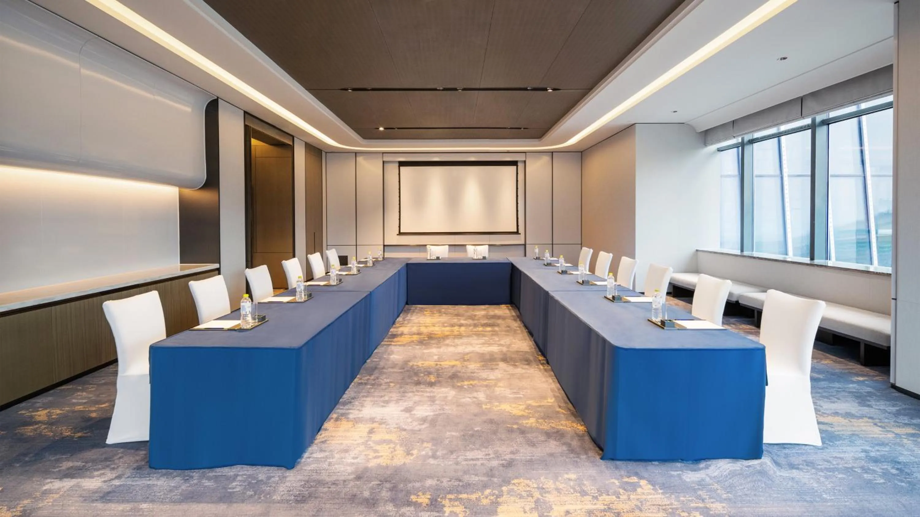 Meeting/conference room in Crowne Plaza Weihai Binhai by IHG