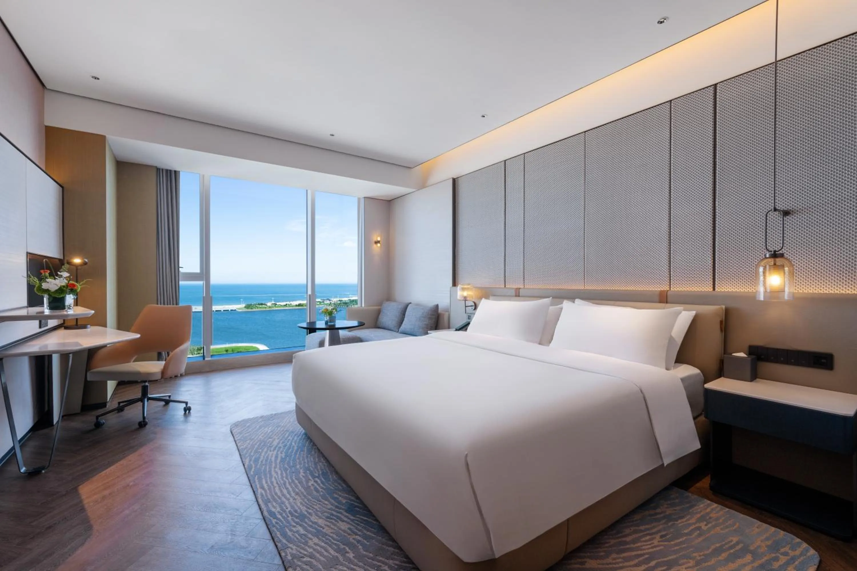 Bed in Crowne Plaza Weihai Binhai by IHG