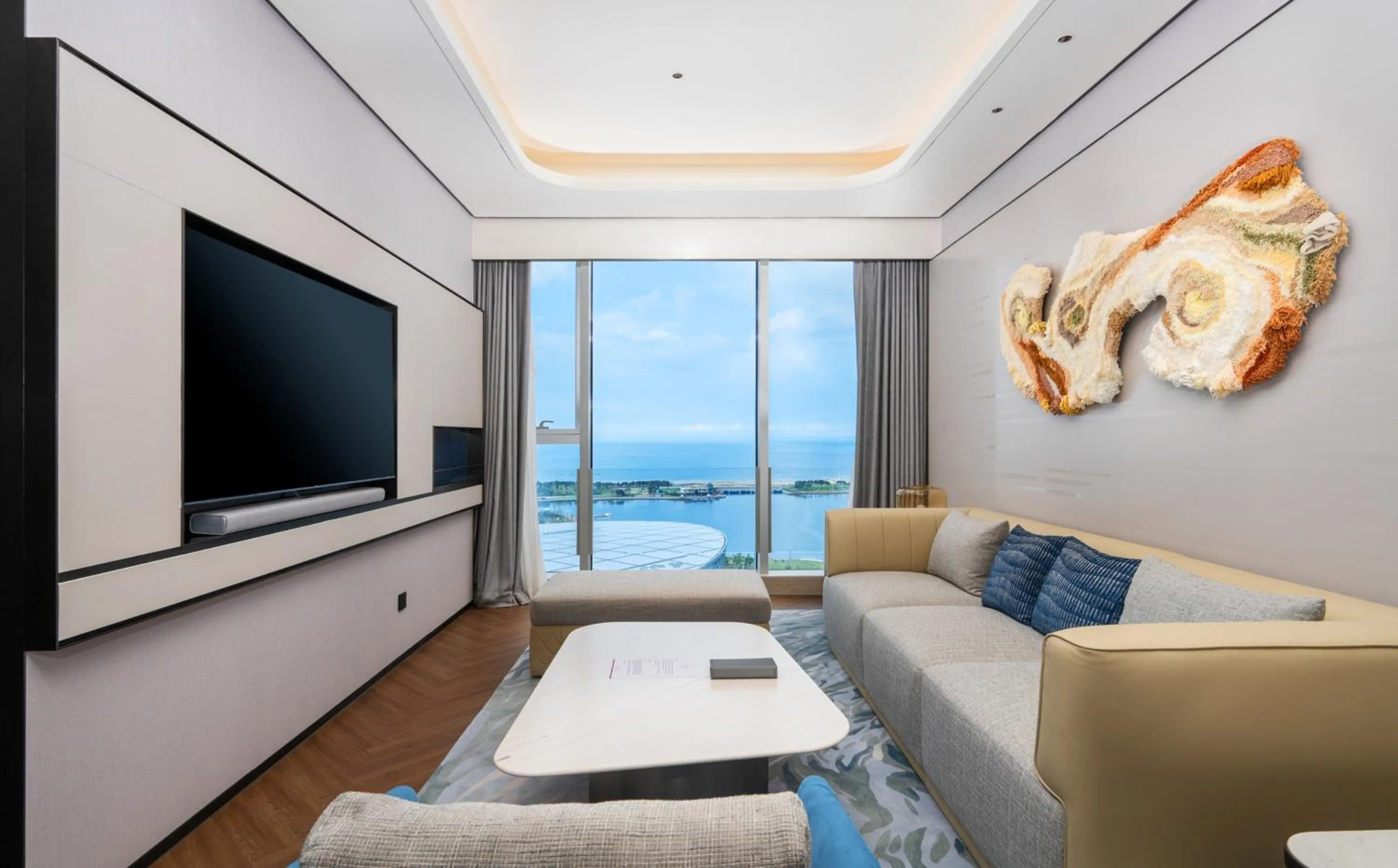 Bedroom in Crowne Plaza Weihai Binhai by IHG