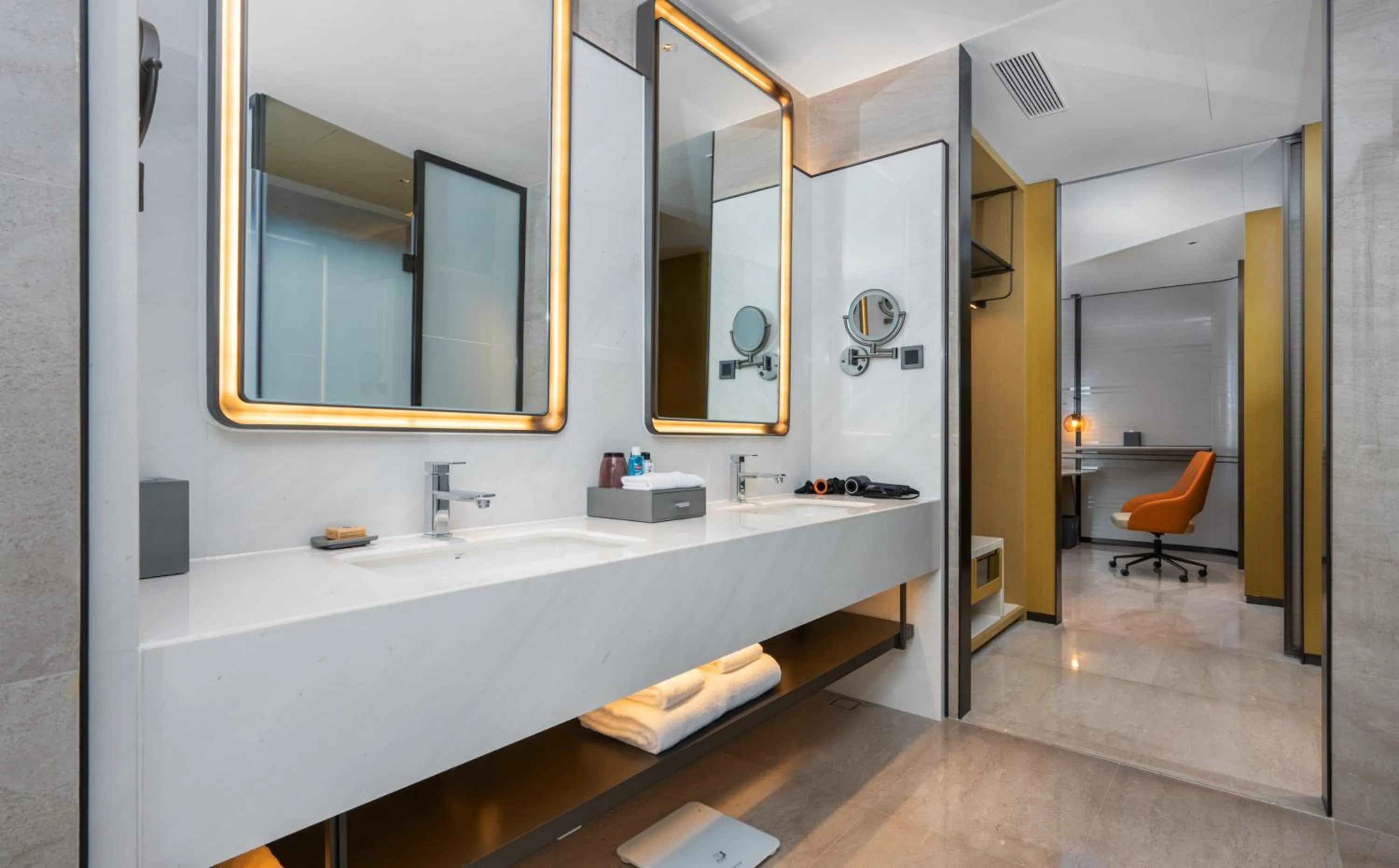 Photo of the whole room in Crowne Plaza Weihai Binhai by IHG