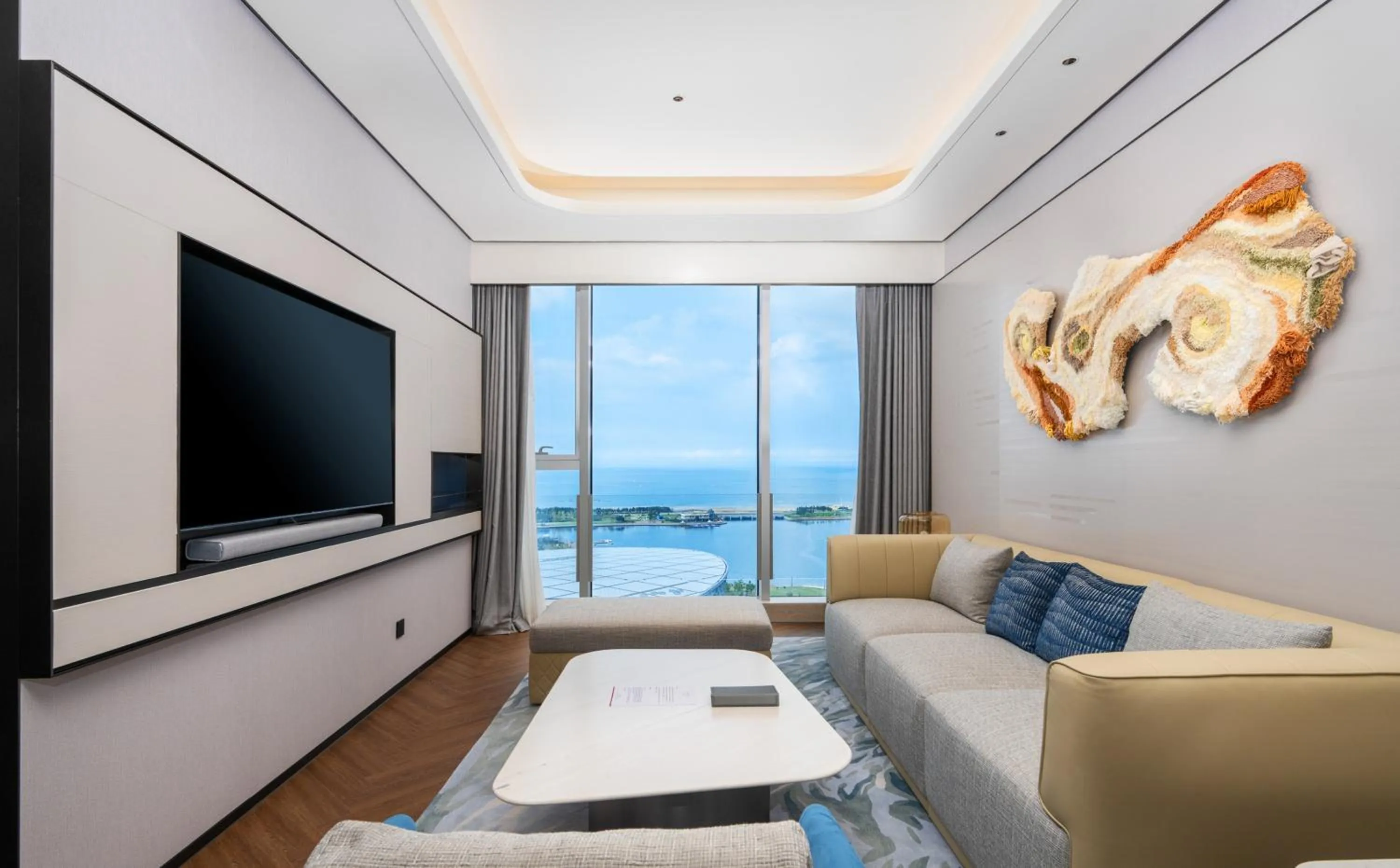 Photo of the whole room in Crowne Plaza Weihai Binhai by IHG