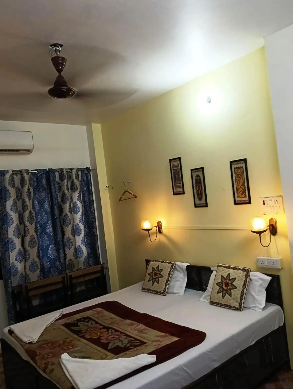 Bed in Banaras Rest House