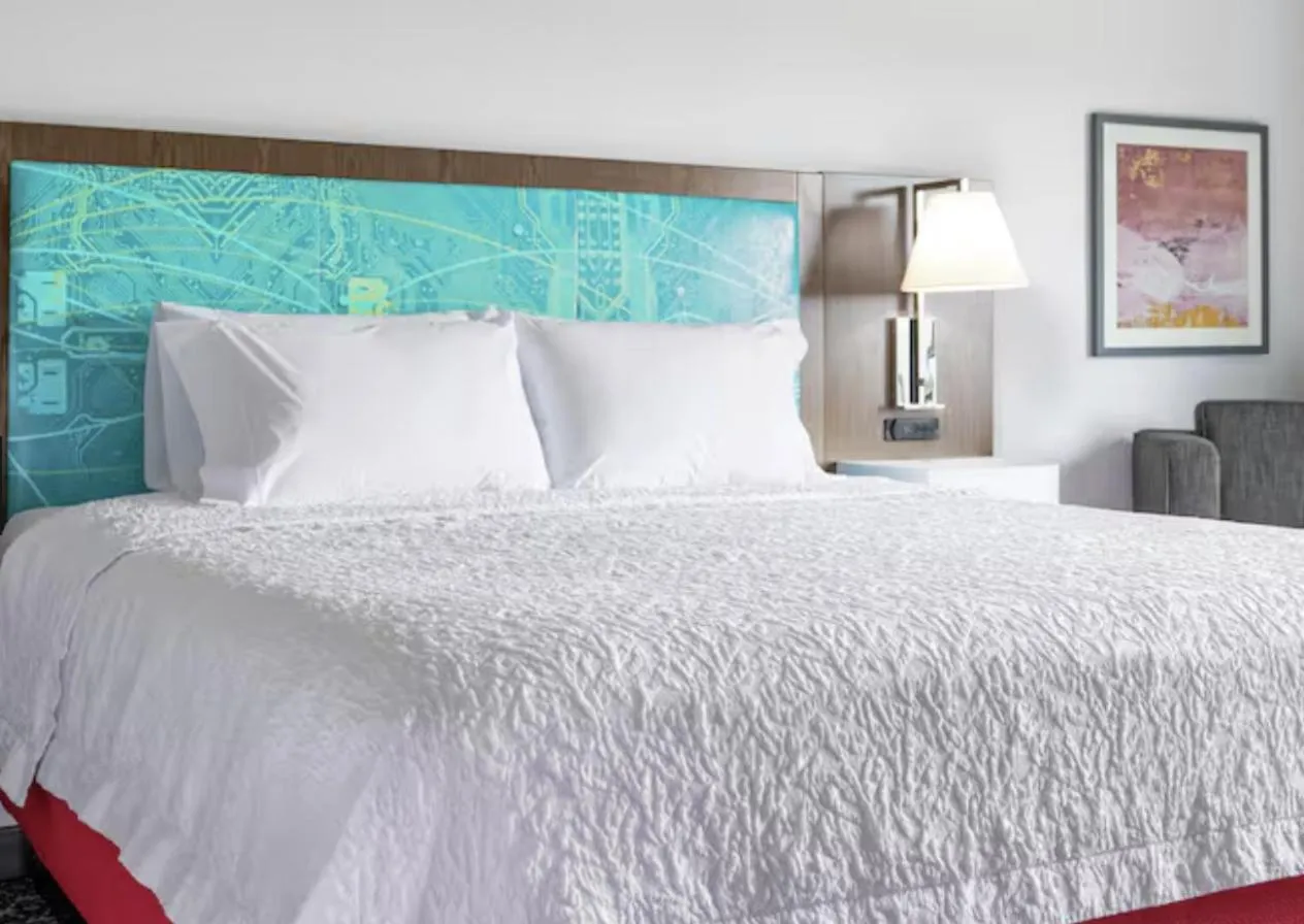 Bed in Hampton Inn Manitowoc