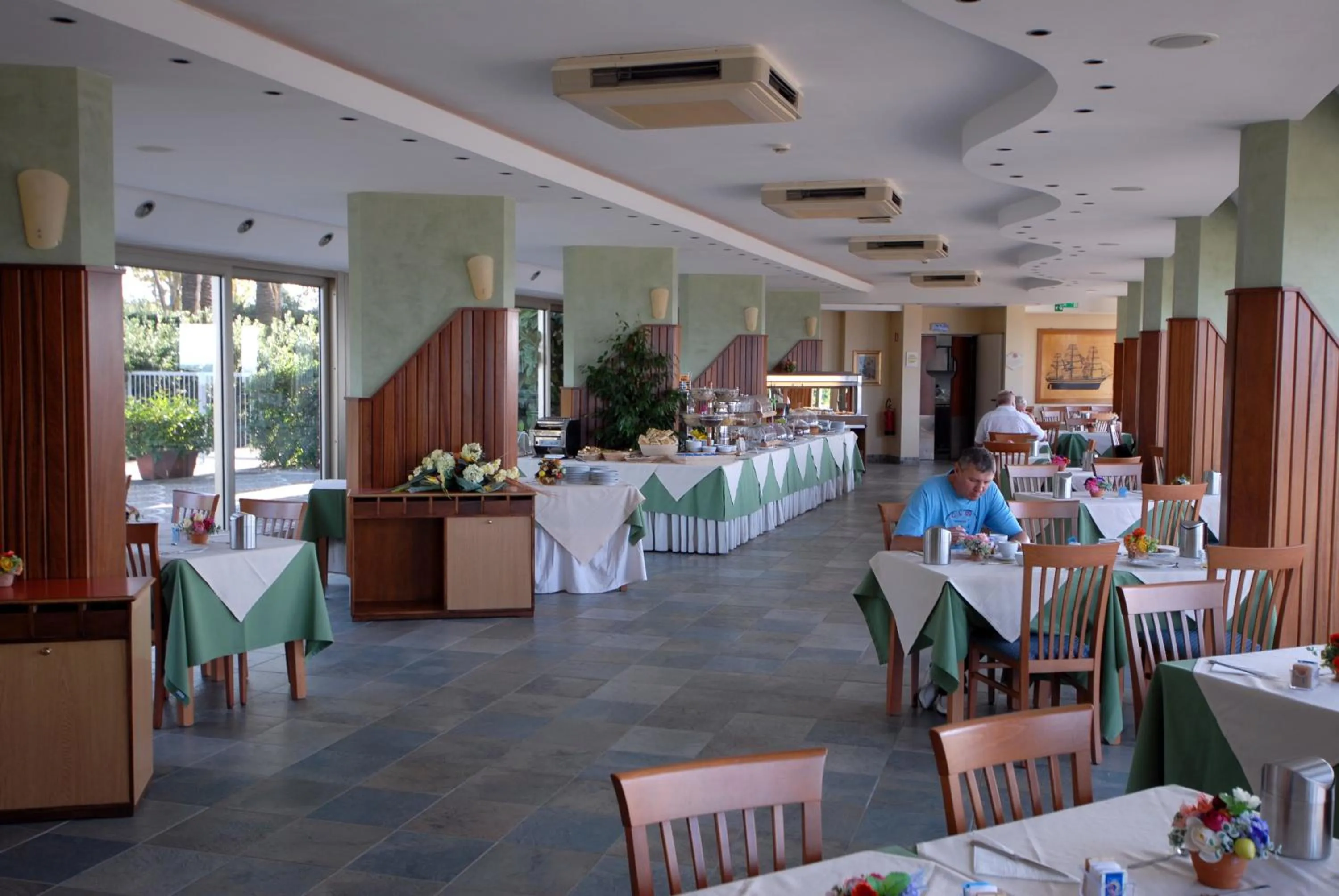 Restaurant/places to eat in Grand Hotel L'Approdo