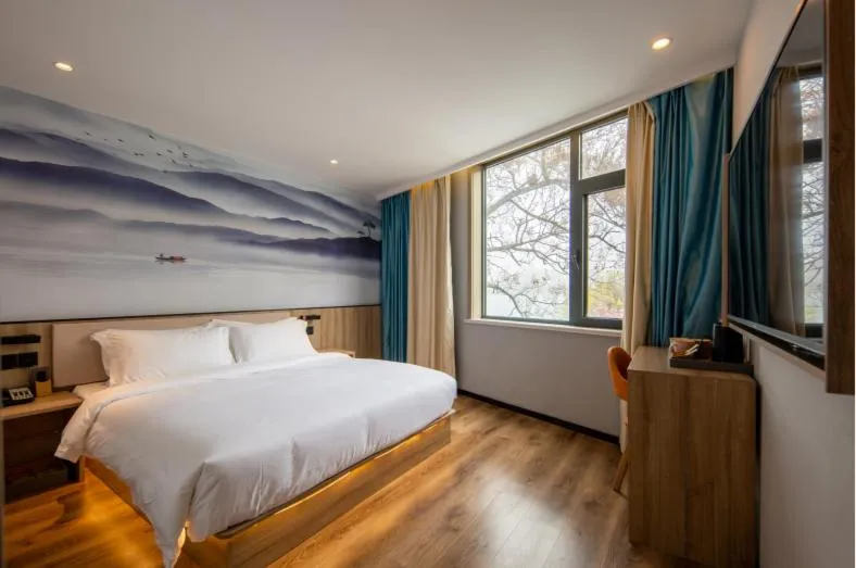 Bedroom, Bed in Floral Hotel Qingdao Dreamship Seaview Hotel