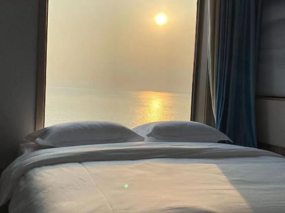 Bedroom, Bed in Floral Hotel Qingdao Dreamship Seaview Hotel