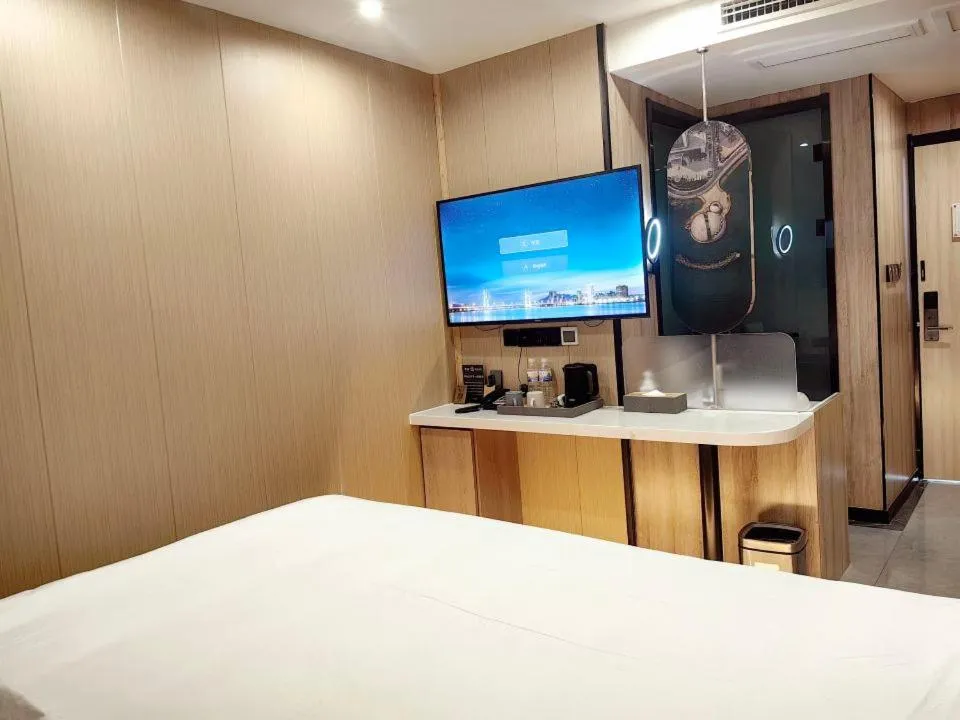 Bed in Floral Hotel Qingdao Dreamship Seaview Hotel