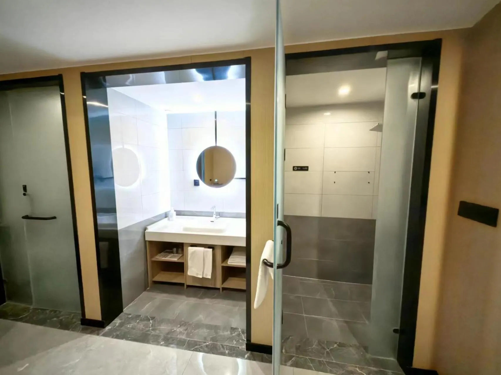 Shower in Floral Hotel Qingdao Dreamship Seaview Hotel