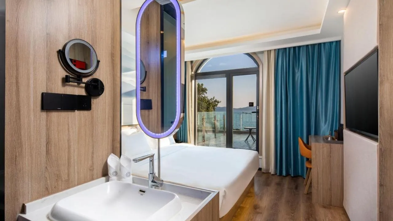 Bedroom, Bed in Floral Hotel Qingdao Dreamship Seaview Hotel