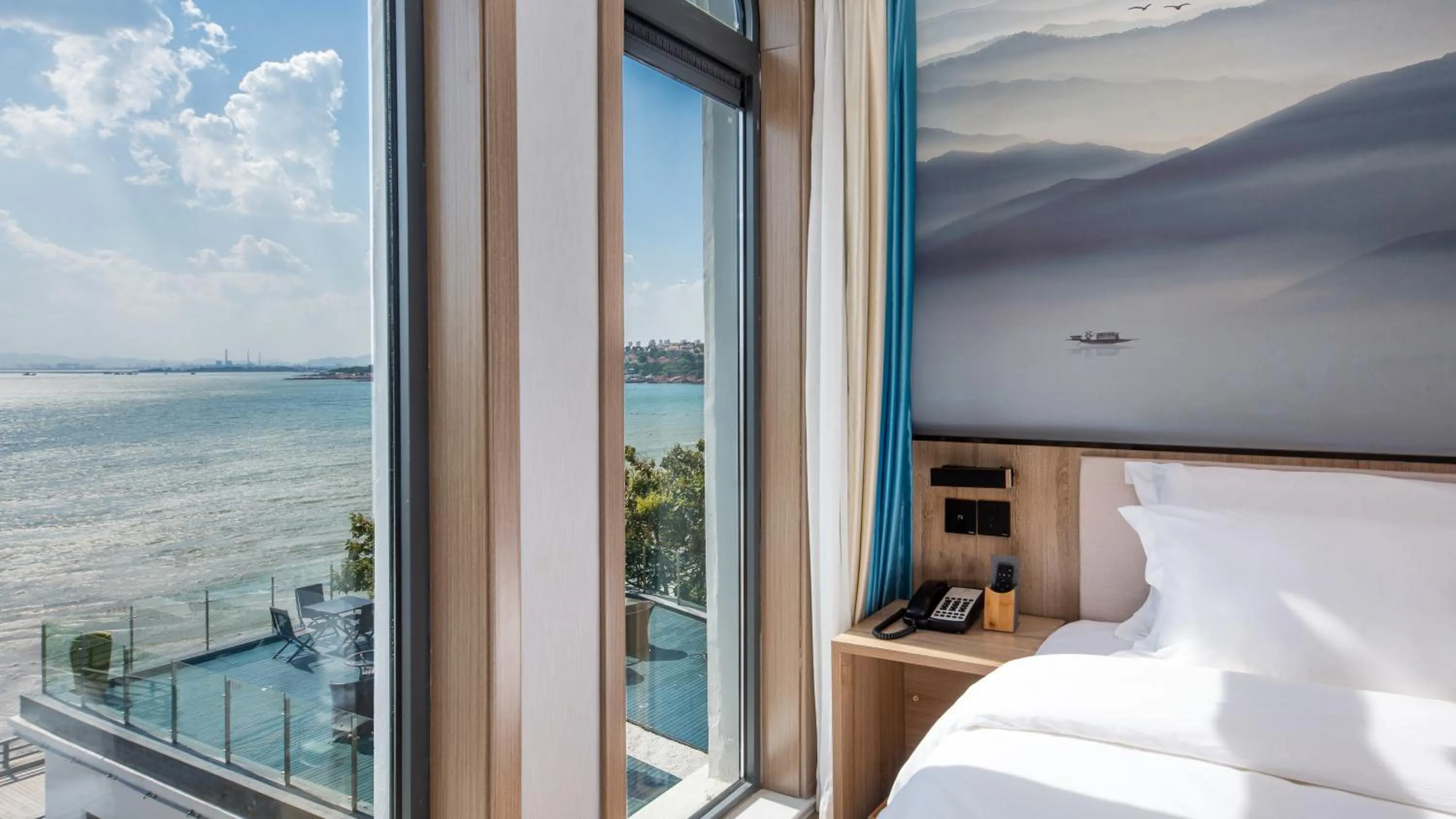 Bedroom, Bed in Floral Hotel Qingdao Dreamship Seaview Hotel