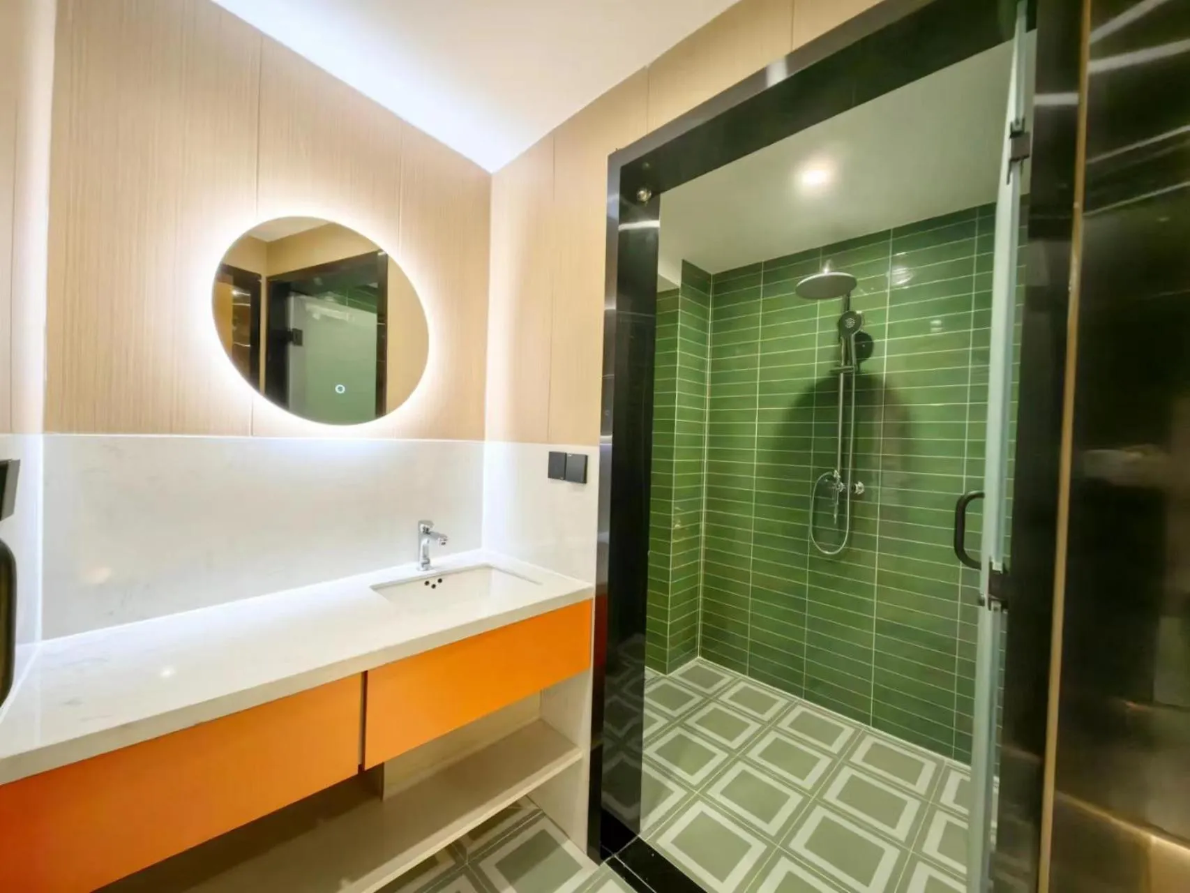 Shower in Floral Hotel Qingdao Dreamship Seaview Hotel