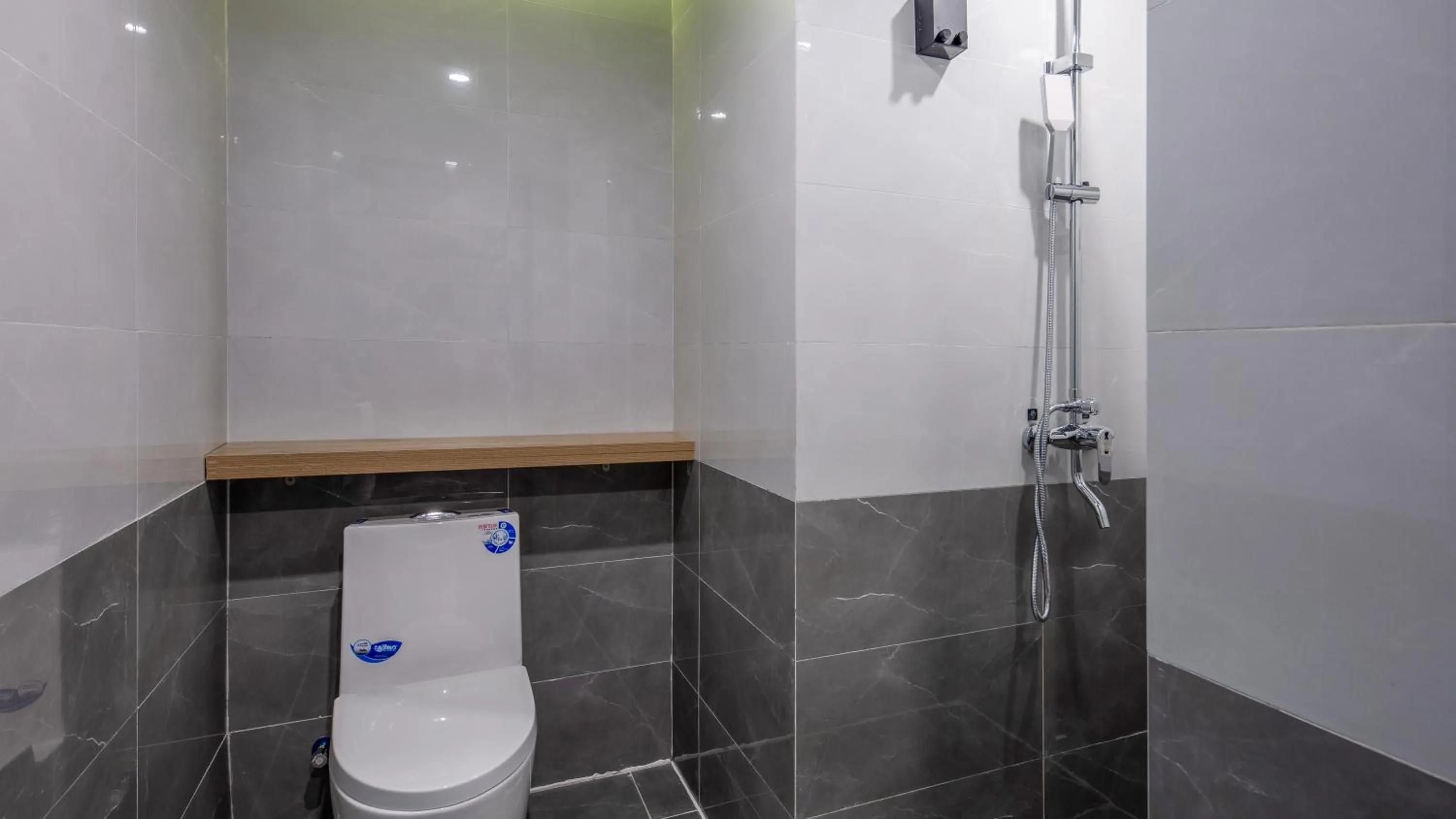 Toilet in Floral Hotel Qingdao Dreamship Seaview Hotel