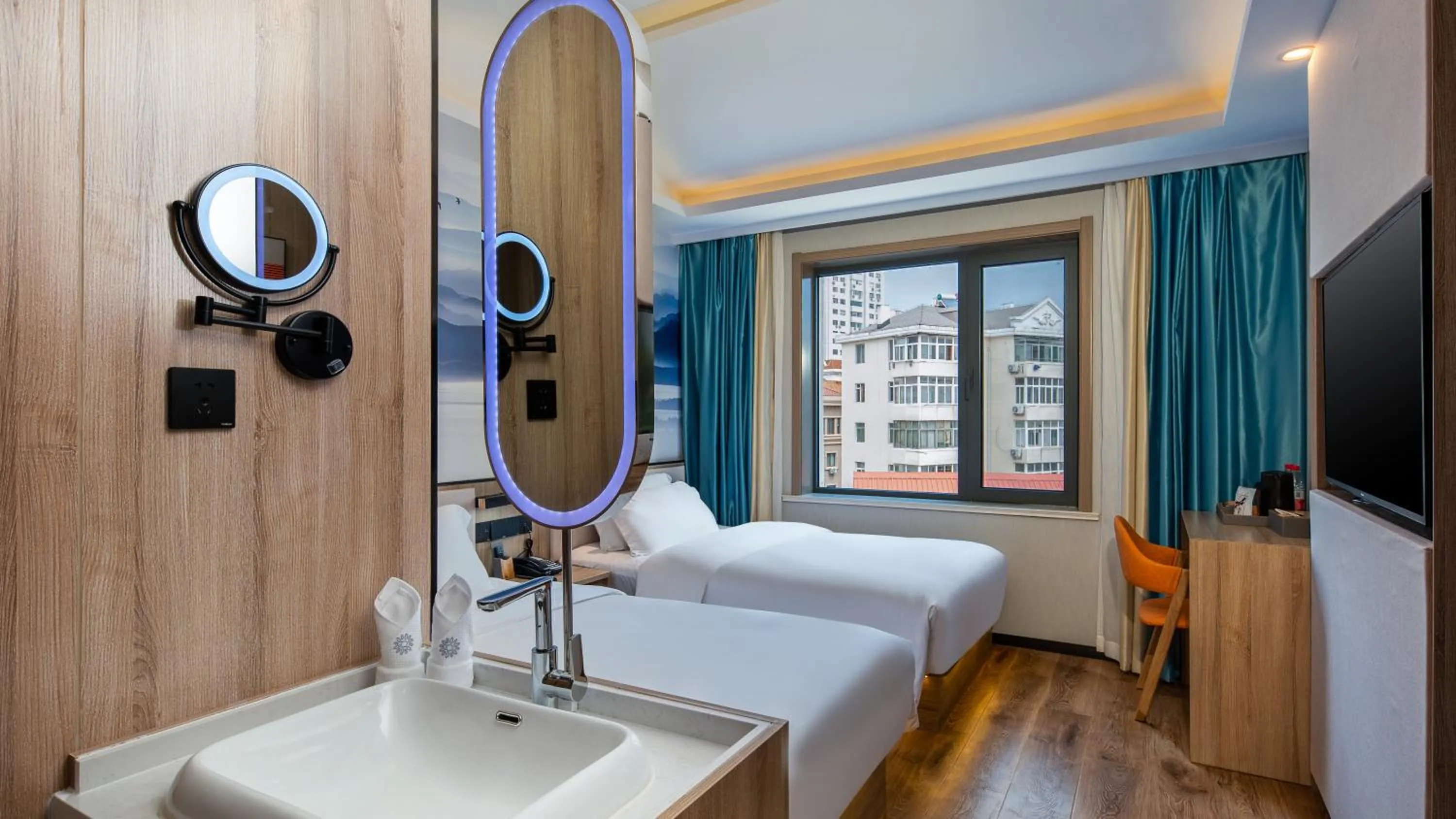 Bedroom, Bed in Floral Hotel Qingdao Dreamship Seaview Hotel