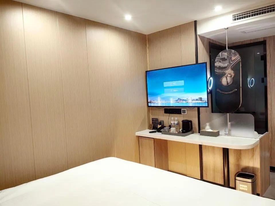 Bedroom, Bed in Floral Hotel Qingdao Dreamship Seaview Hotel