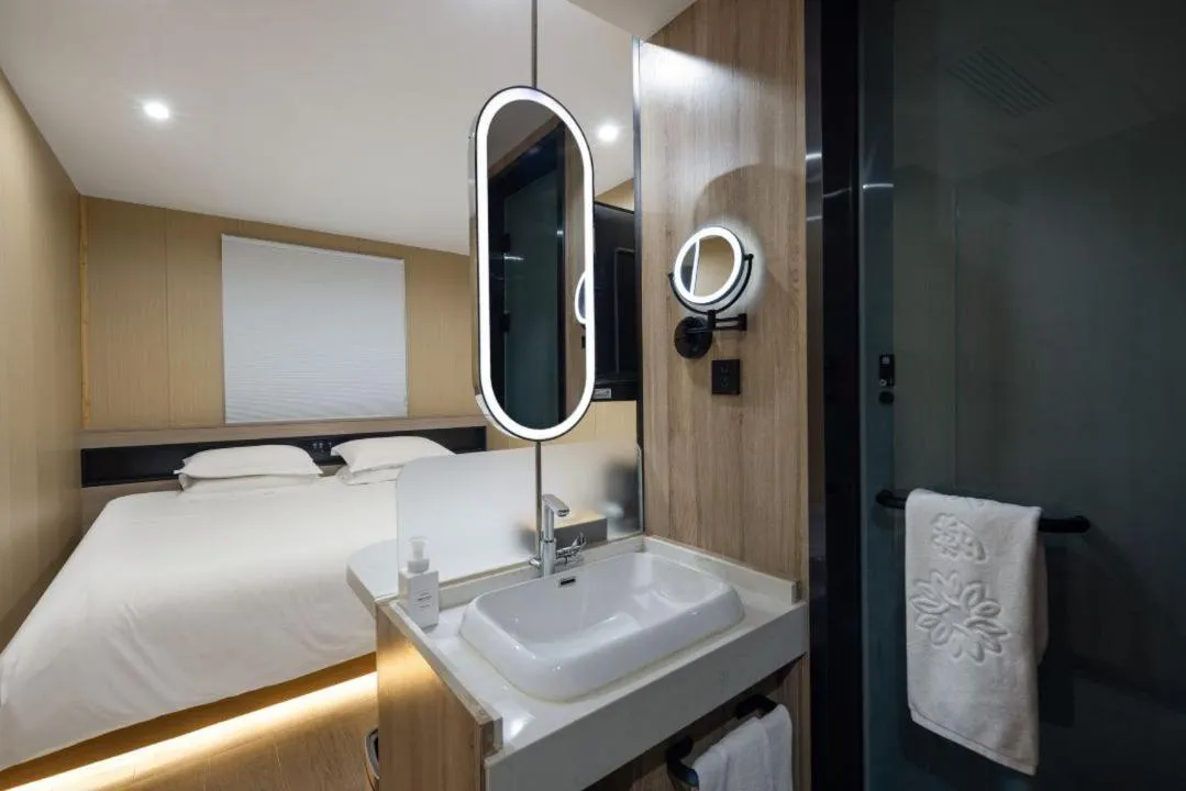 Bedroom, Bed in Floral Hotel Qingdao Dreamship Seaview Hotel