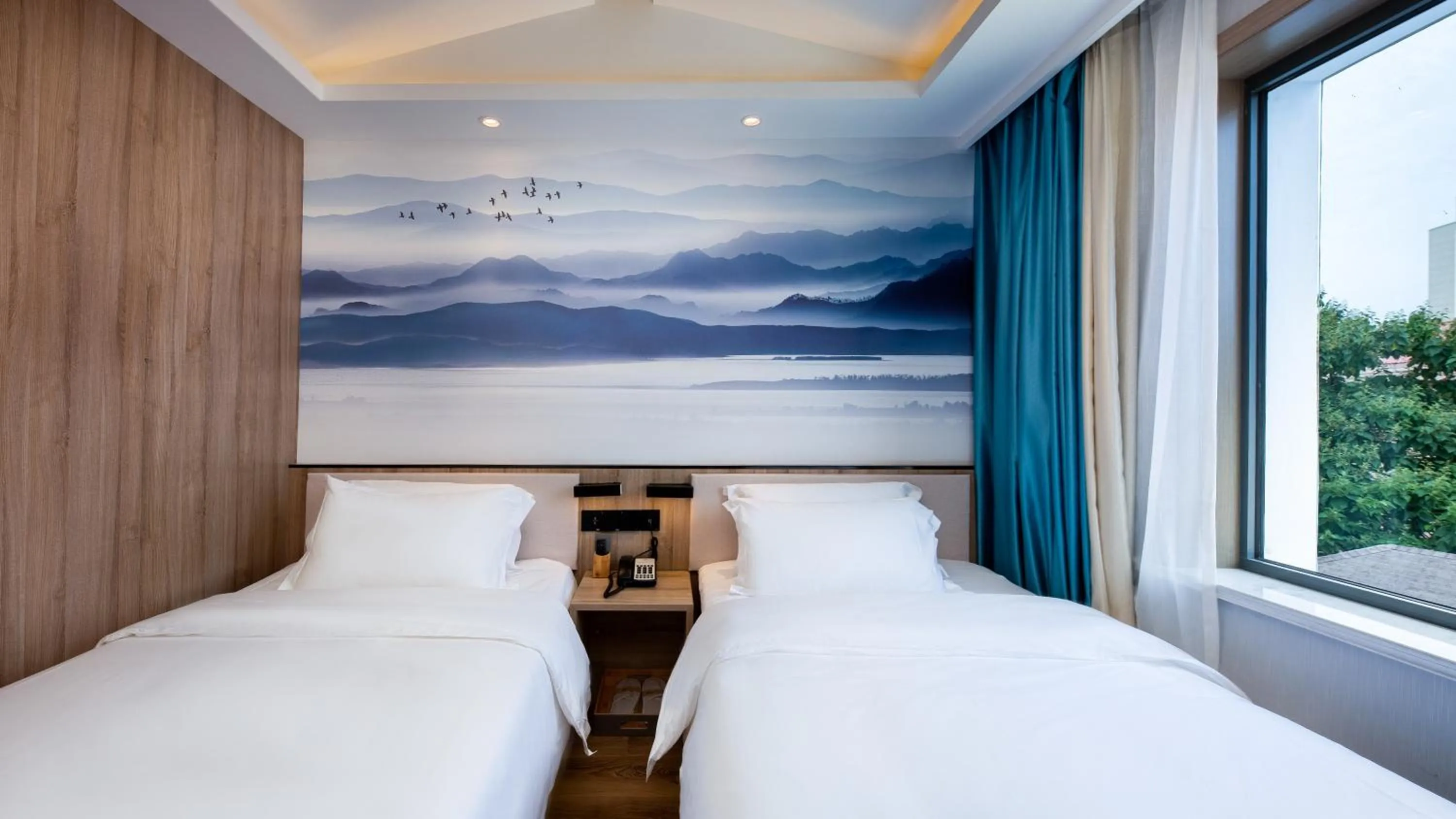 Bedroom, Bed in Floral Hotel Qingdao Dreamship Seaview Hotel