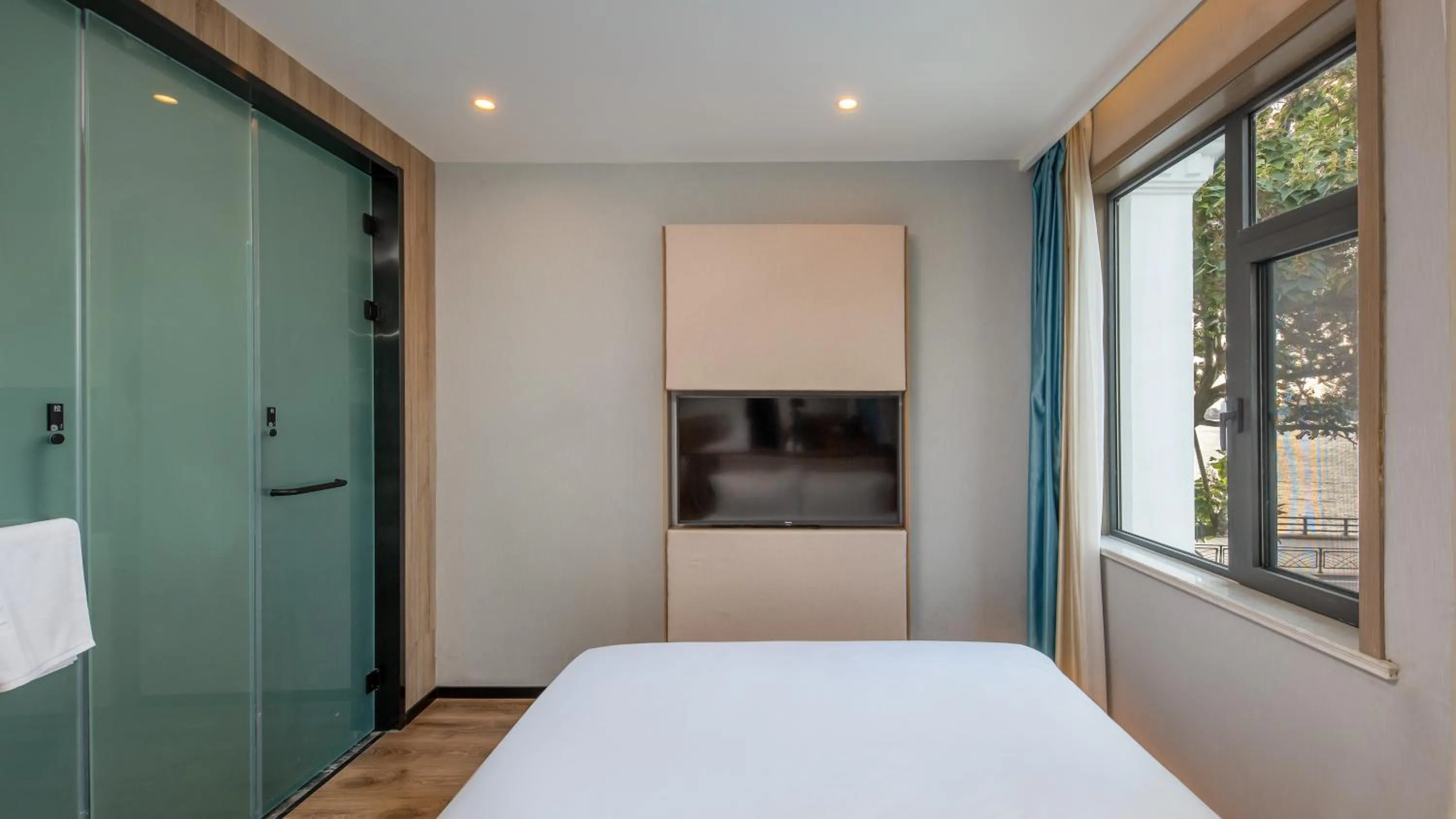 Bedroom, Bed in Floral Hotel Qingdao Dreamship Seaview Hotel