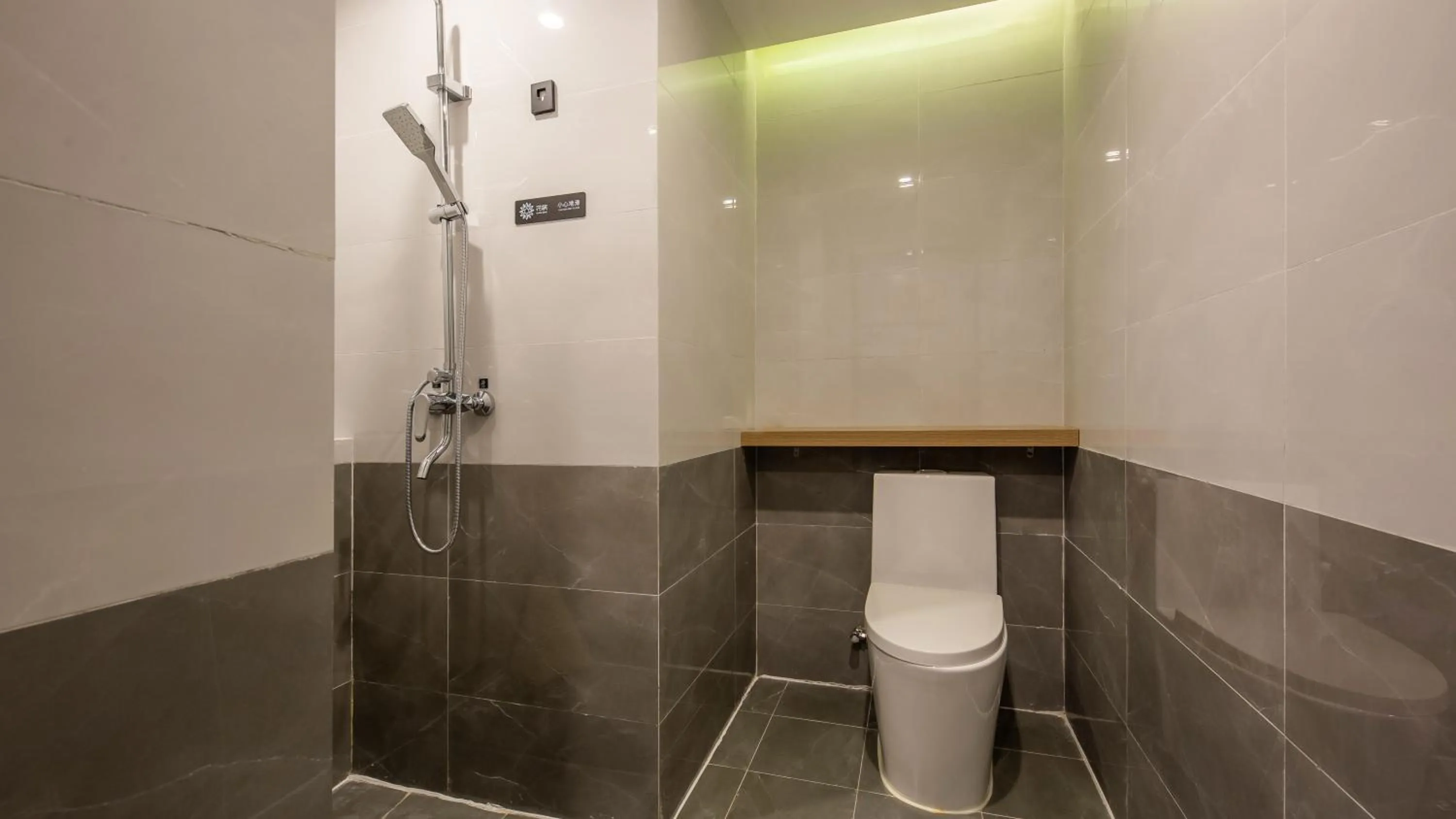 Toilet in Floral Hotel Qingdao Dreamship Seaview Hotel