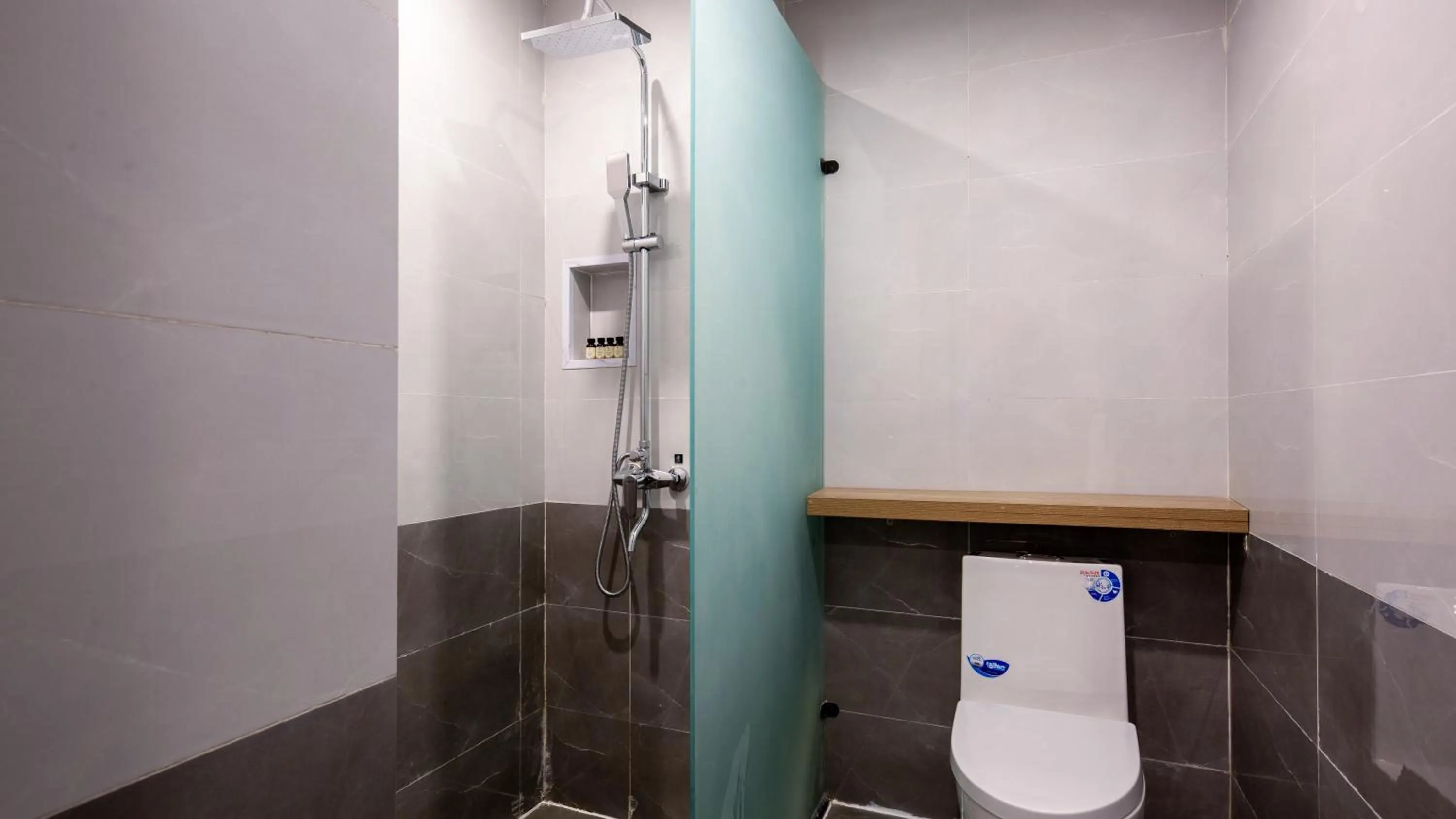 Shower in Floral Hotel Qingdao Dreamship Seaview Hotel