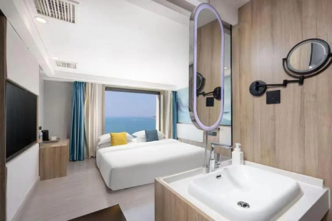 Bedroom, Bed in Floral Hotel Qingdao Dreamship Seaview Hotel