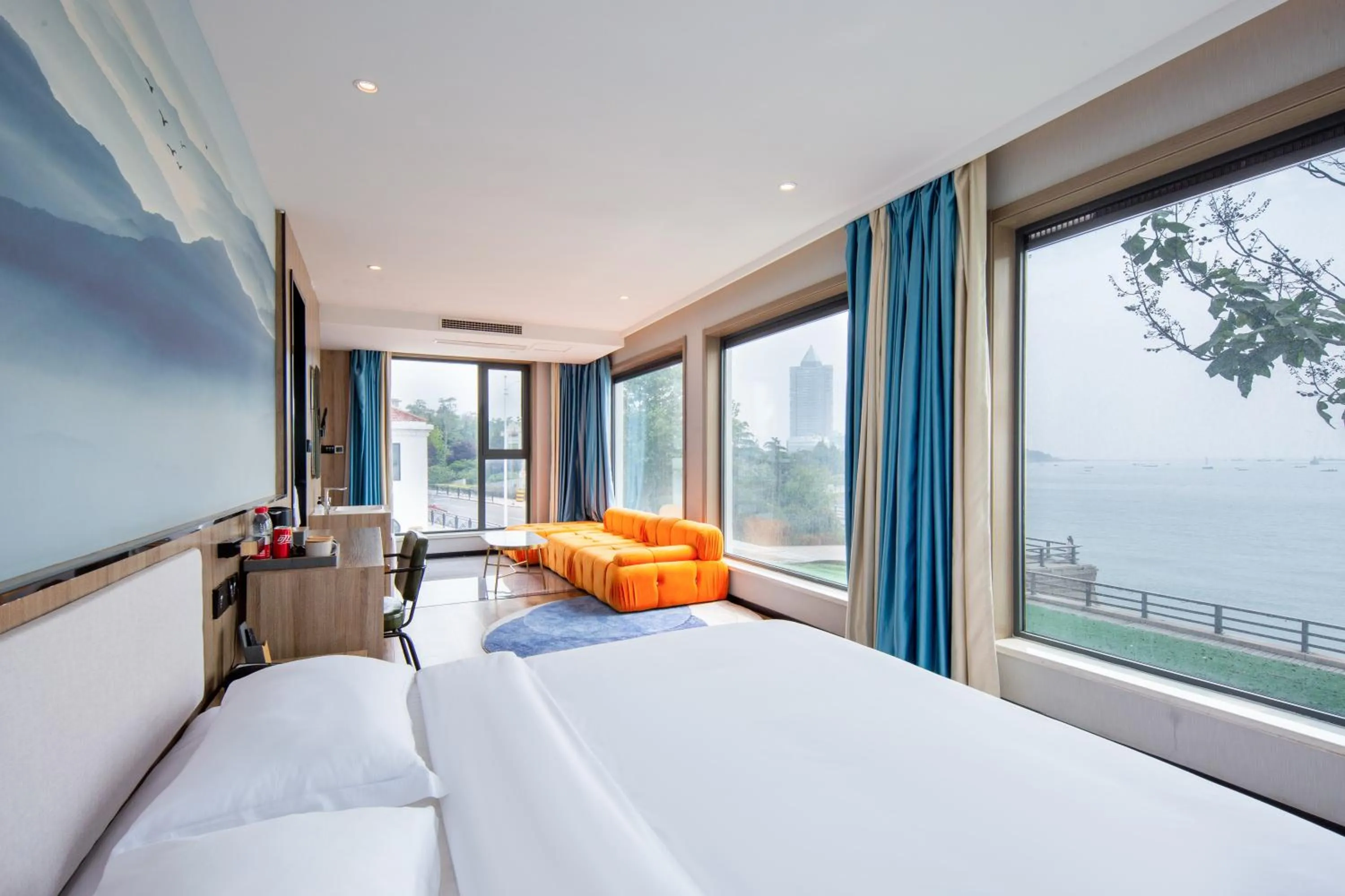 Bedroom, Bed in Floral Hotel Qingdao Dreamship Seaview Hotel