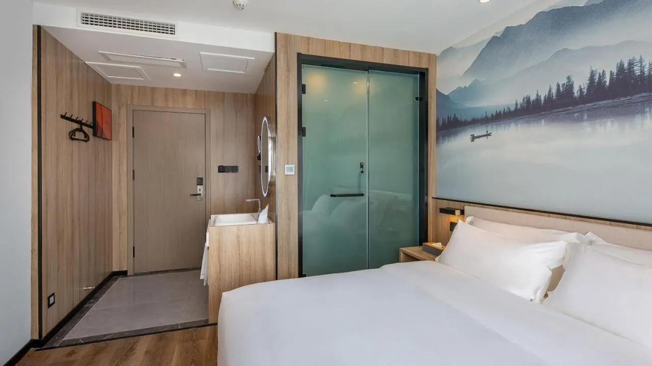 Bedroom, Bed in Floral Hotel Qingdao Dreamship Seaview Hotel