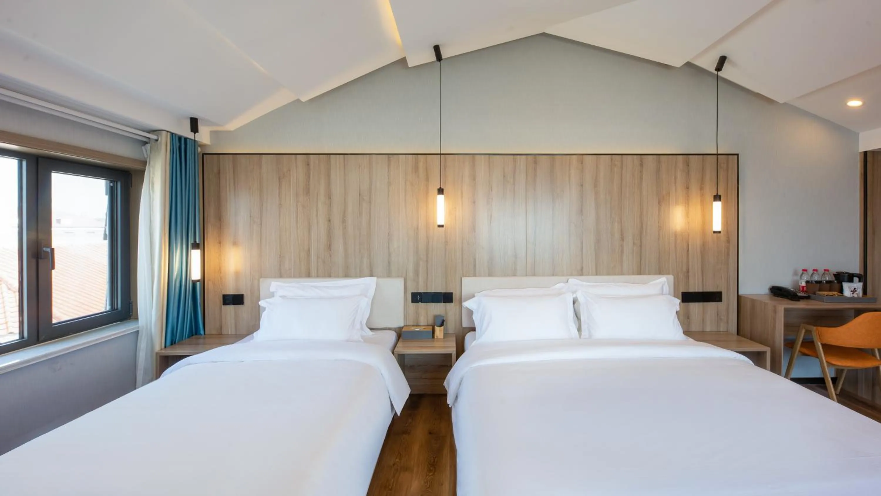 Bedroom, Bed in Floral Hotel Qingdao Dreamship Seaview Hotel