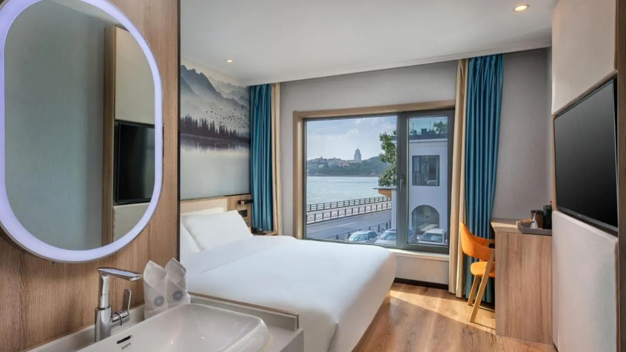 Bedroom, Bed in Floral Hotel Qingdao Dreamship Seaview Hotel