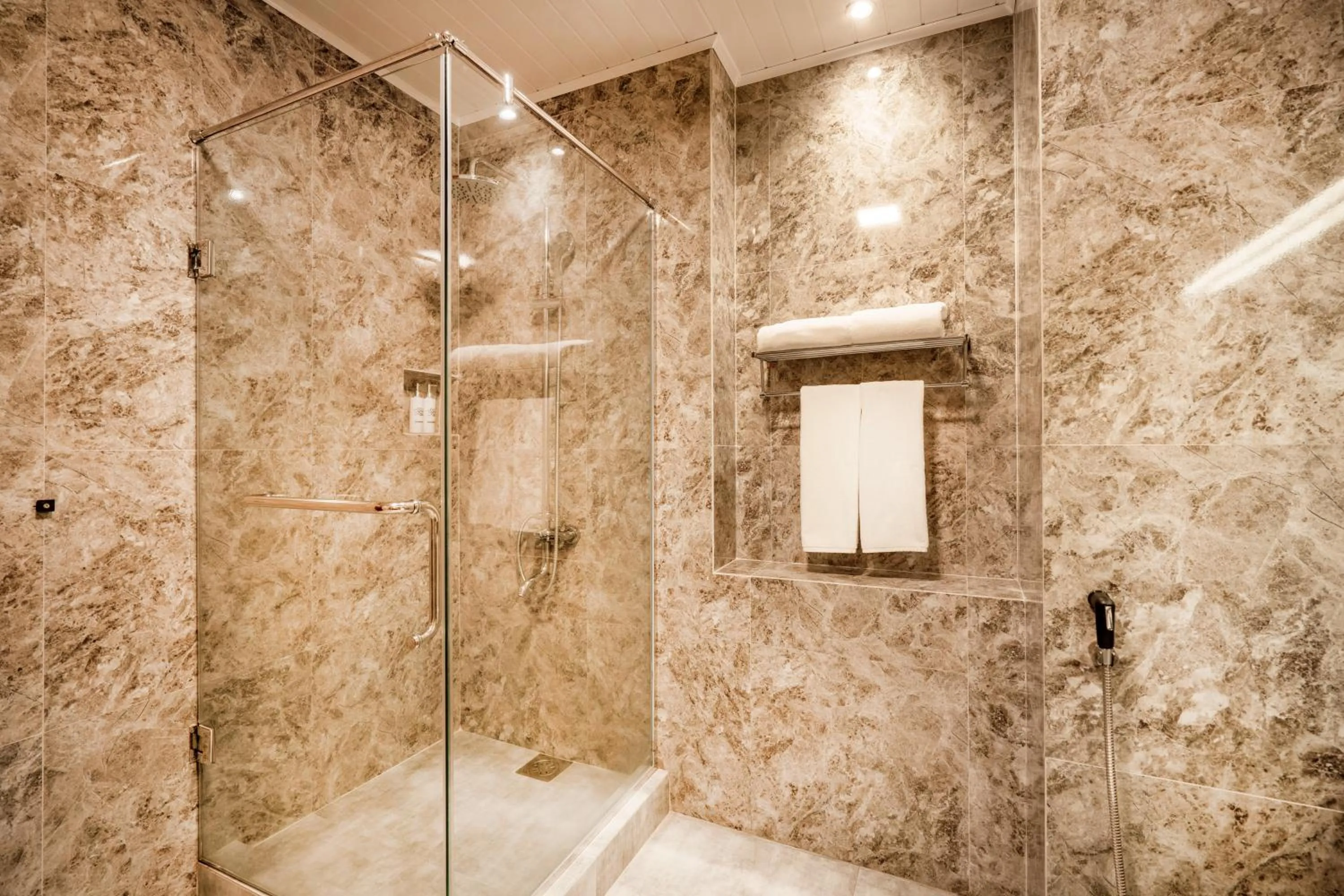 Shower in Kandyan Reach Hotel