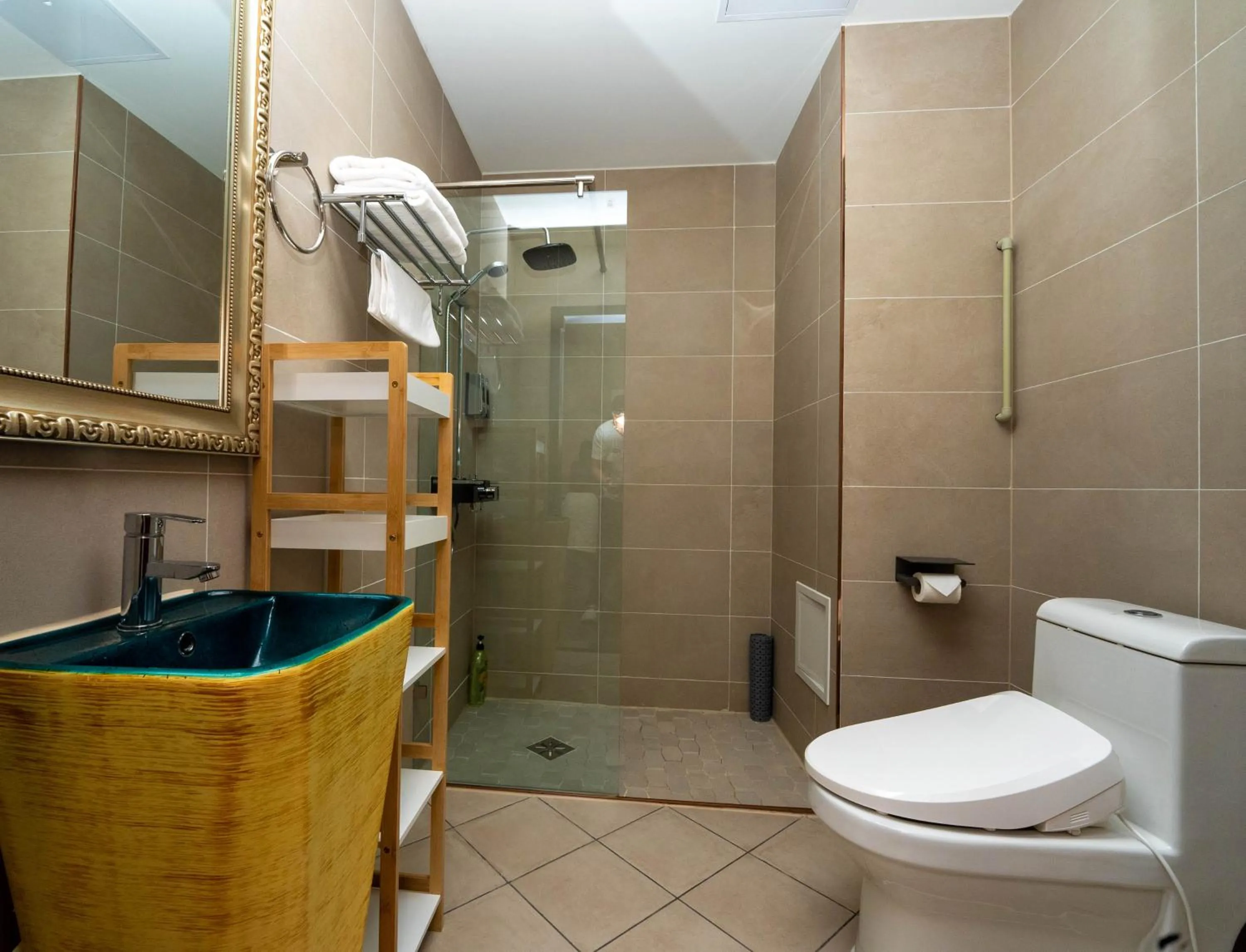 Shower in Amgun Hotel Ulaanbaatar
