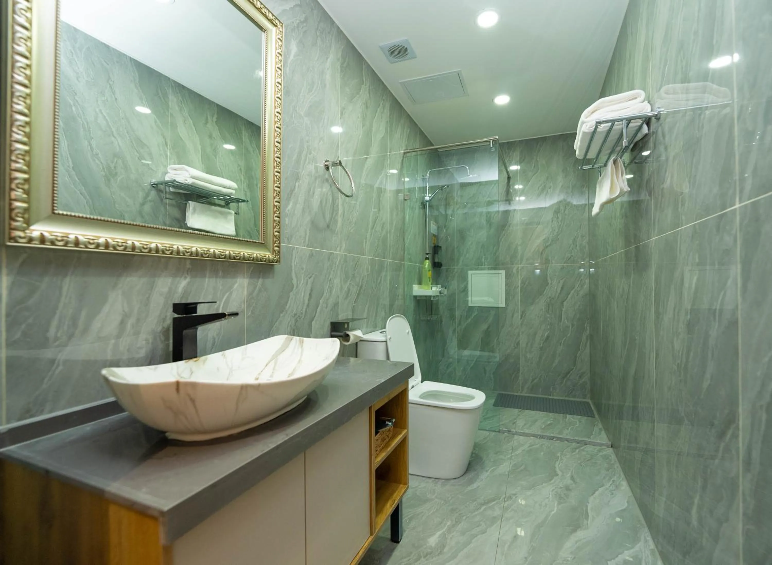 Shower in Amgun Hotel Ulaanbaatar