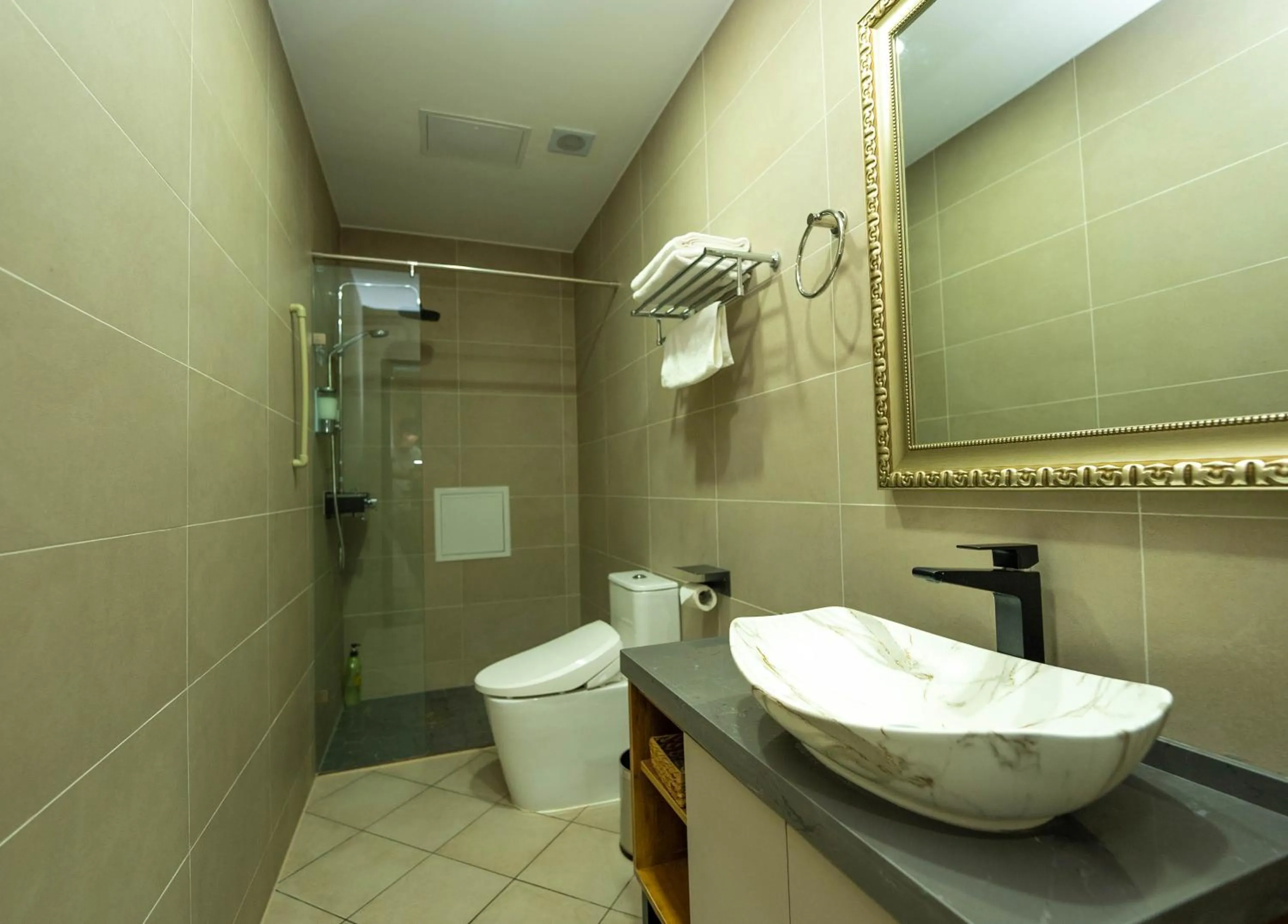Shower in Amgun Hotel Ulaanbaatar