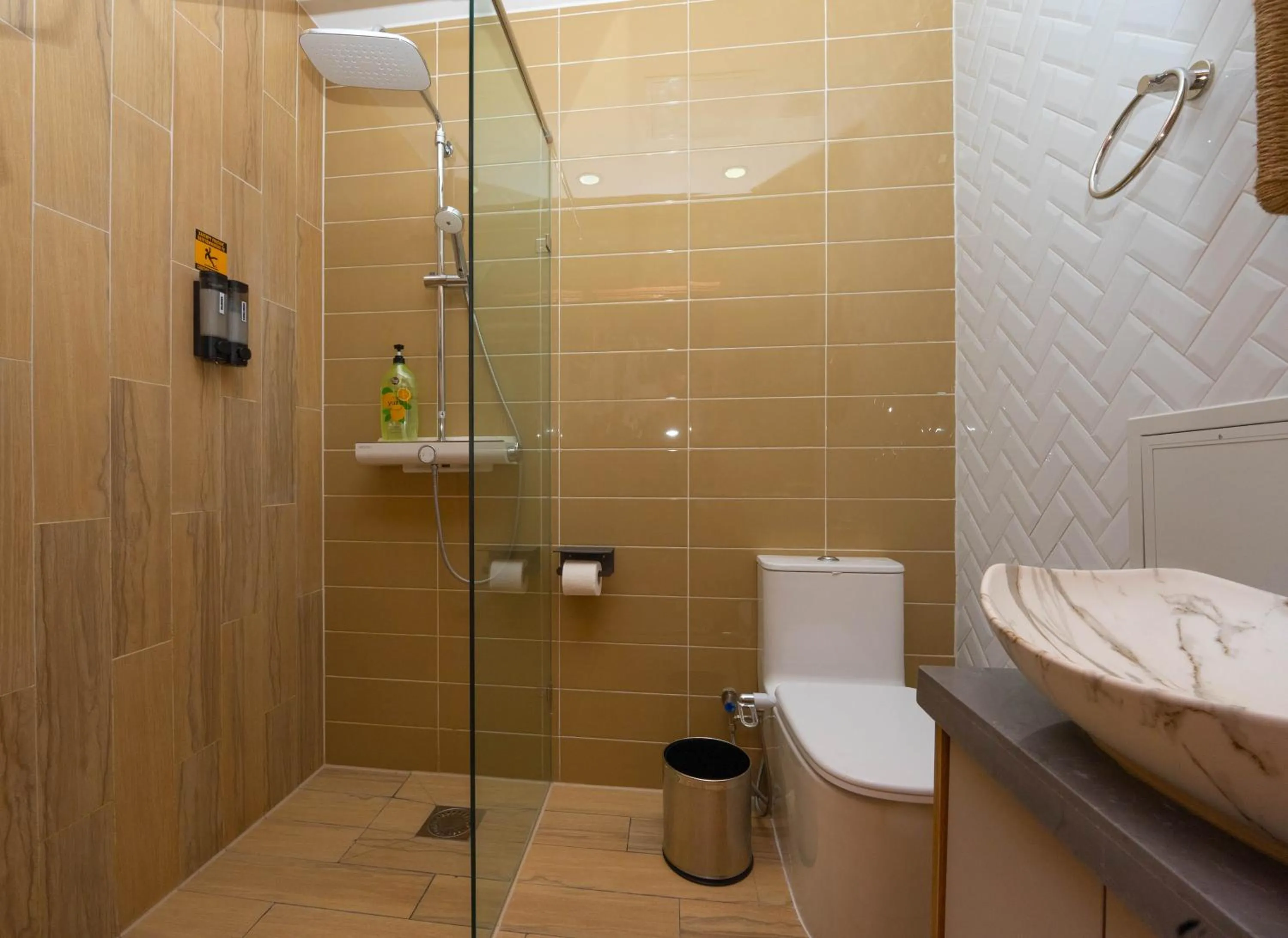 Shower in Amgun Hotel Ulaanbaatar