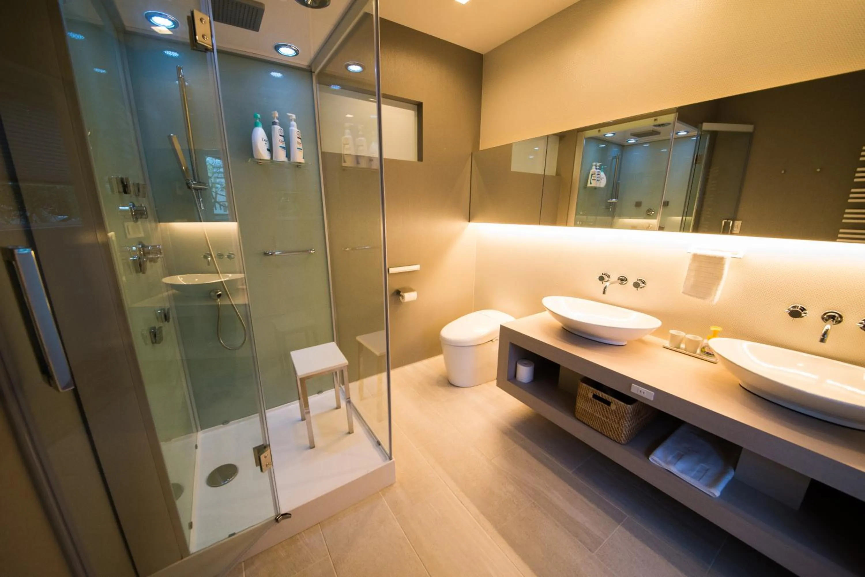 Shower in La Cachette