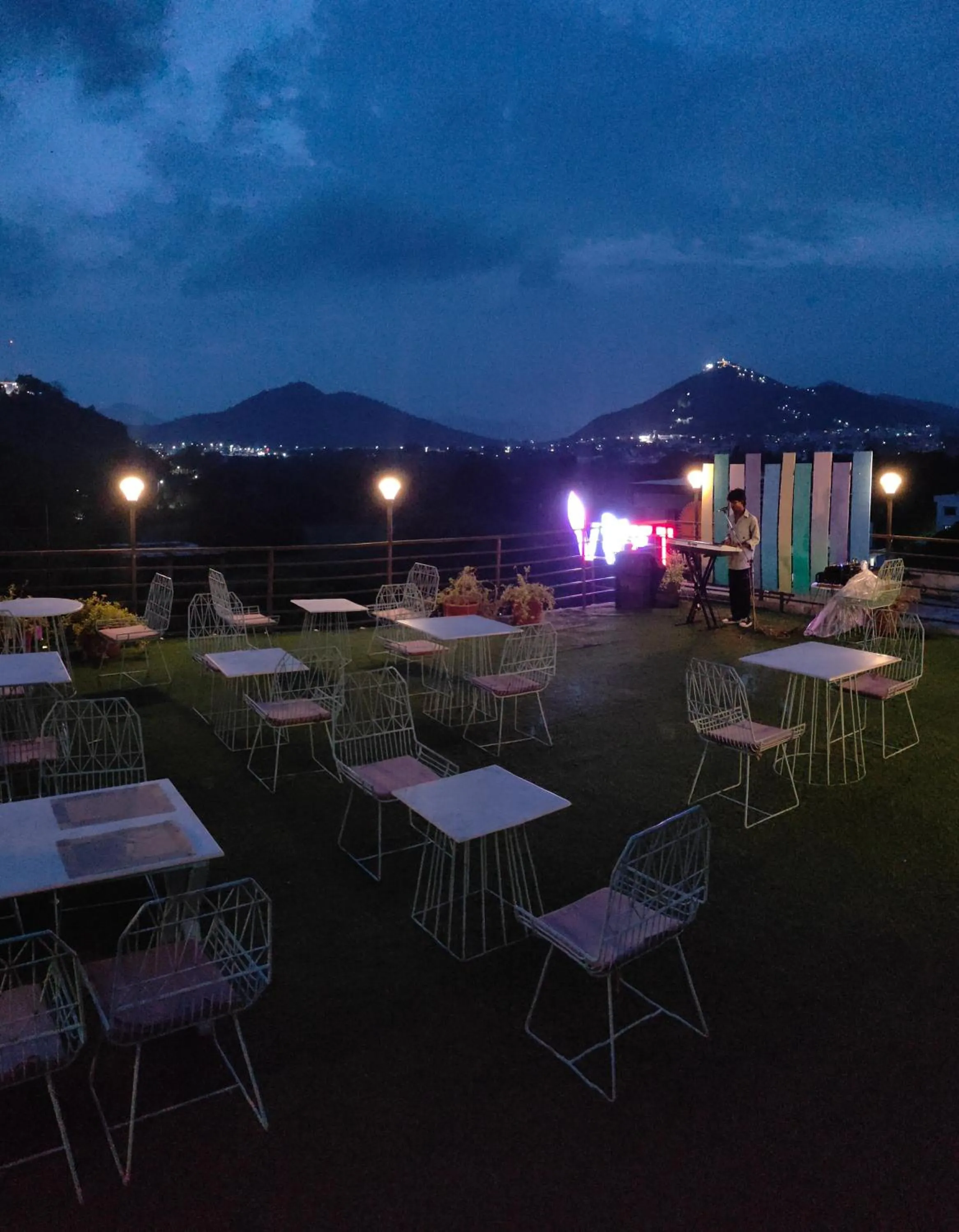 Restaurant/places to eat in Hotel Apricot One - Udaipur