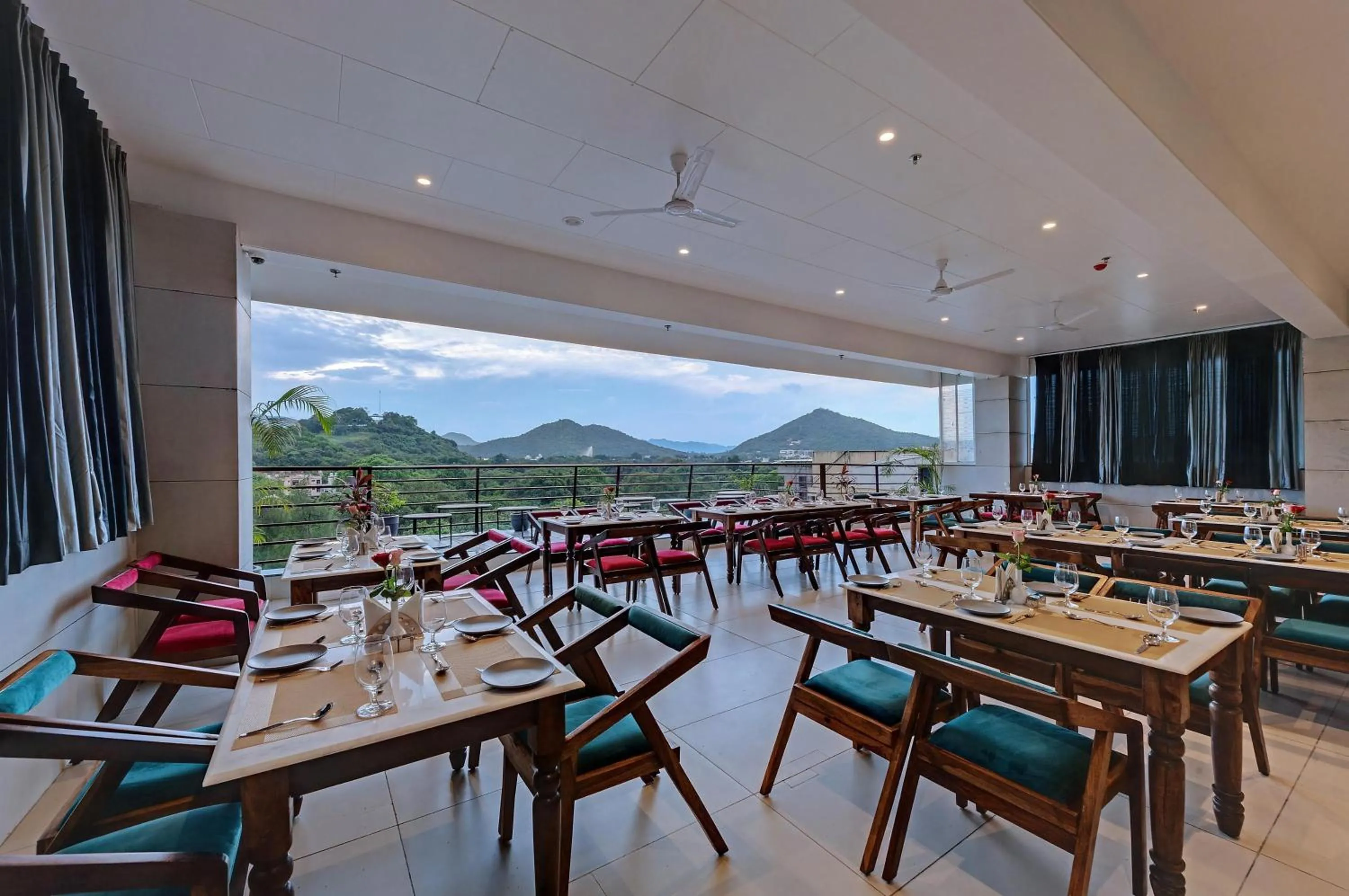 Restaurant/places to eat in Hotel Apricot One - Udaipur