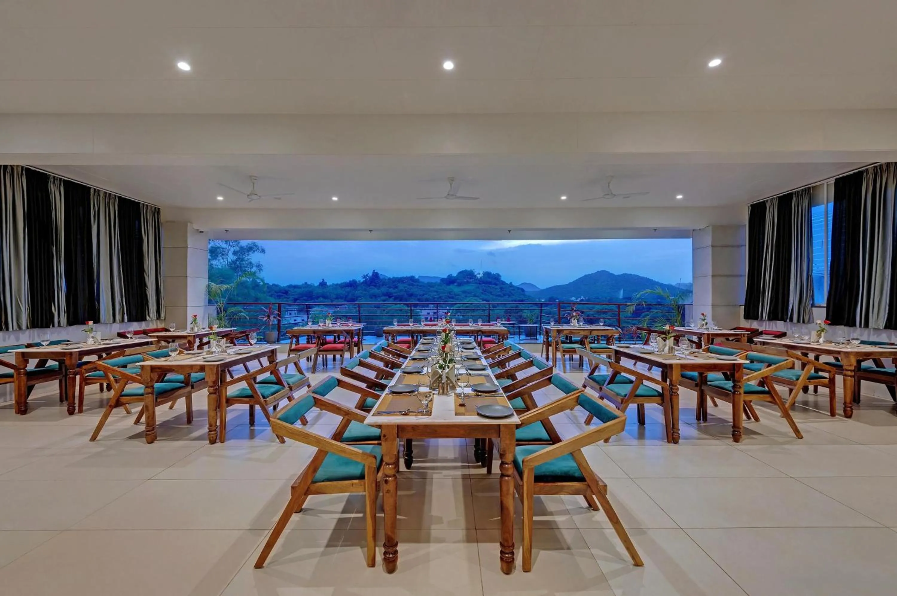 Restaurant/places to eat in Hotel Apricot One - Udaipur