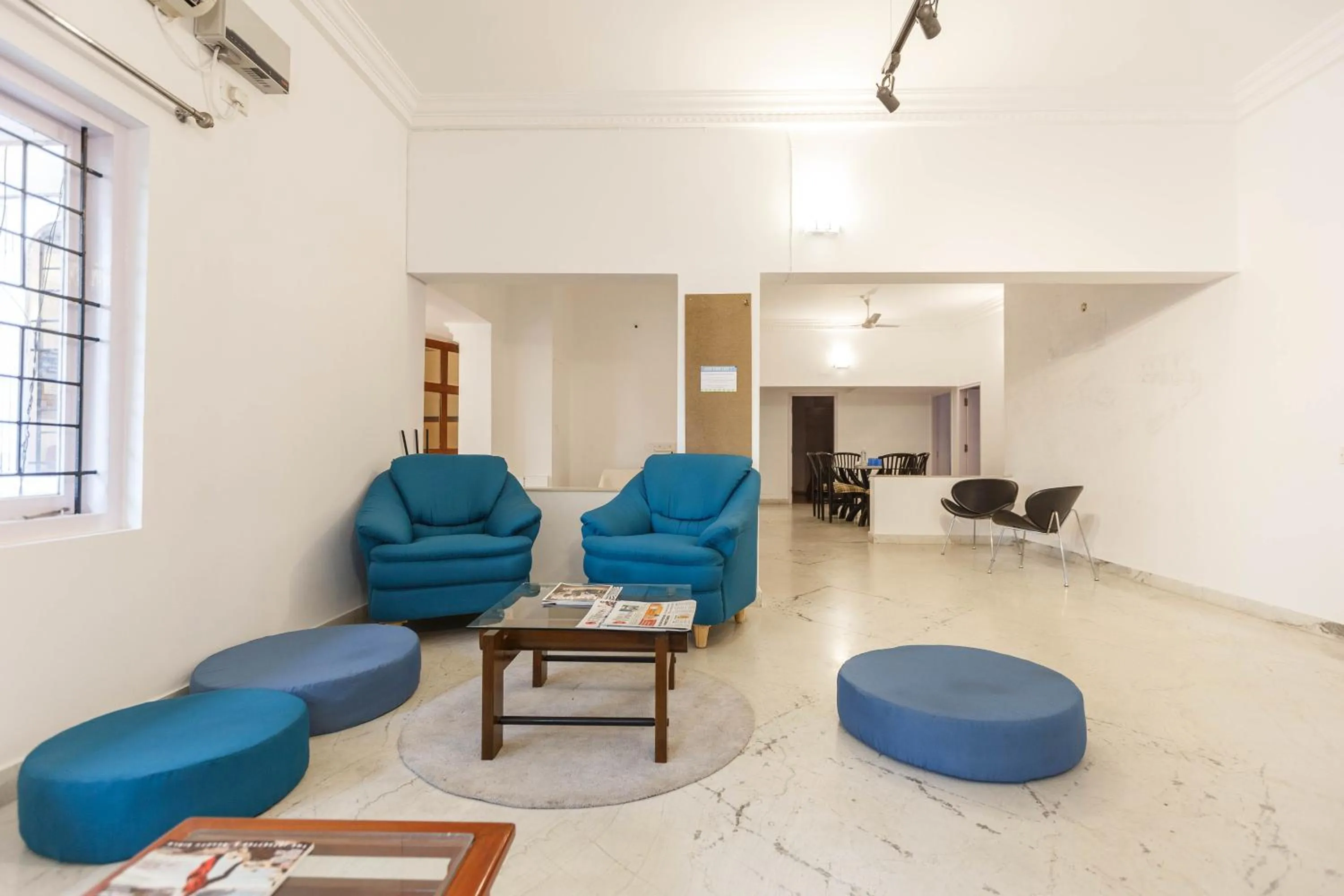 Communal lounge/ TV room in Locul Uptown - Near Bangalore Palace Grounds