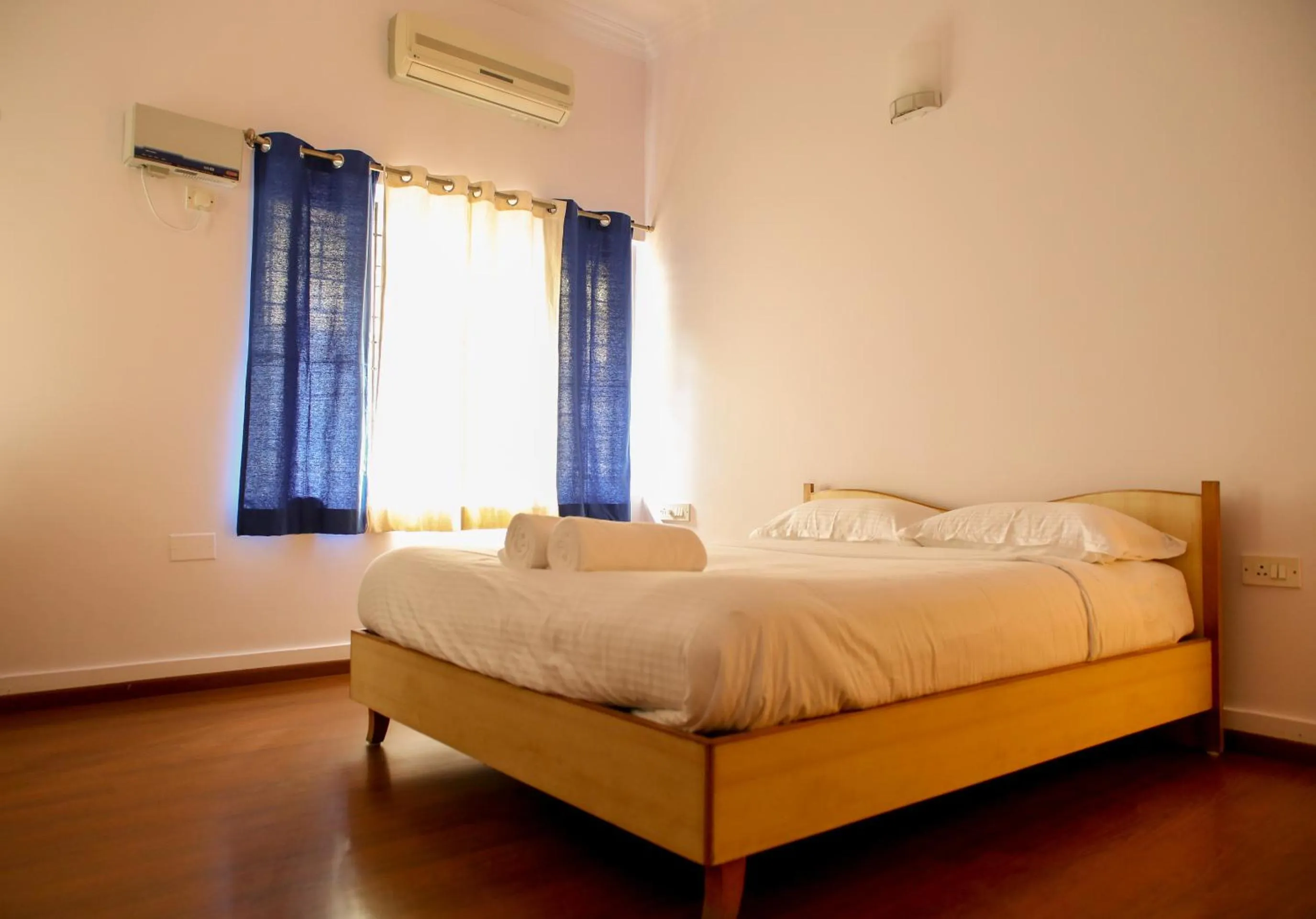 Bed in Locul Uptown - Near Bangalore Palace Grounds