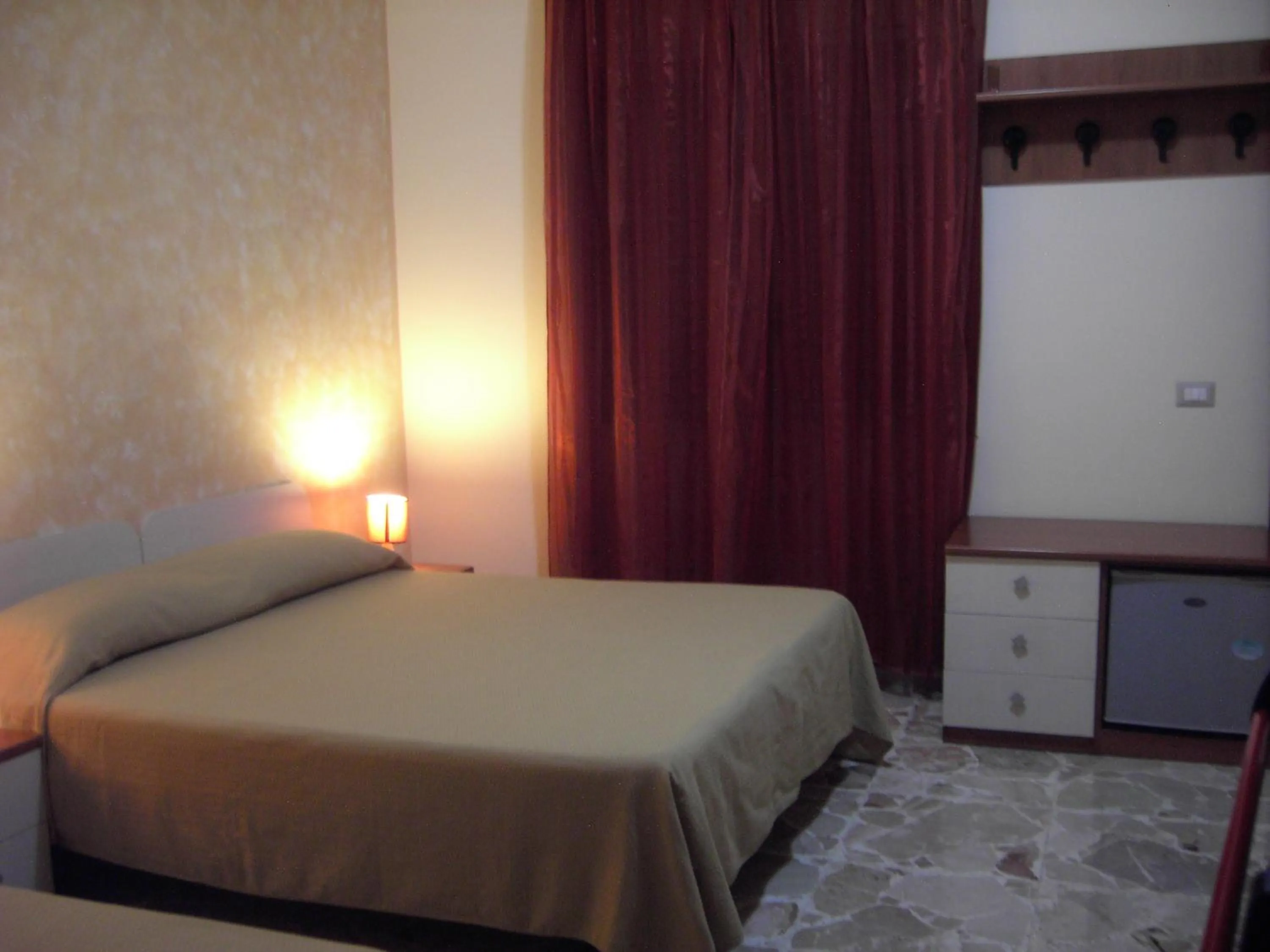 Photo of the whole room, Bed in Etna Inn